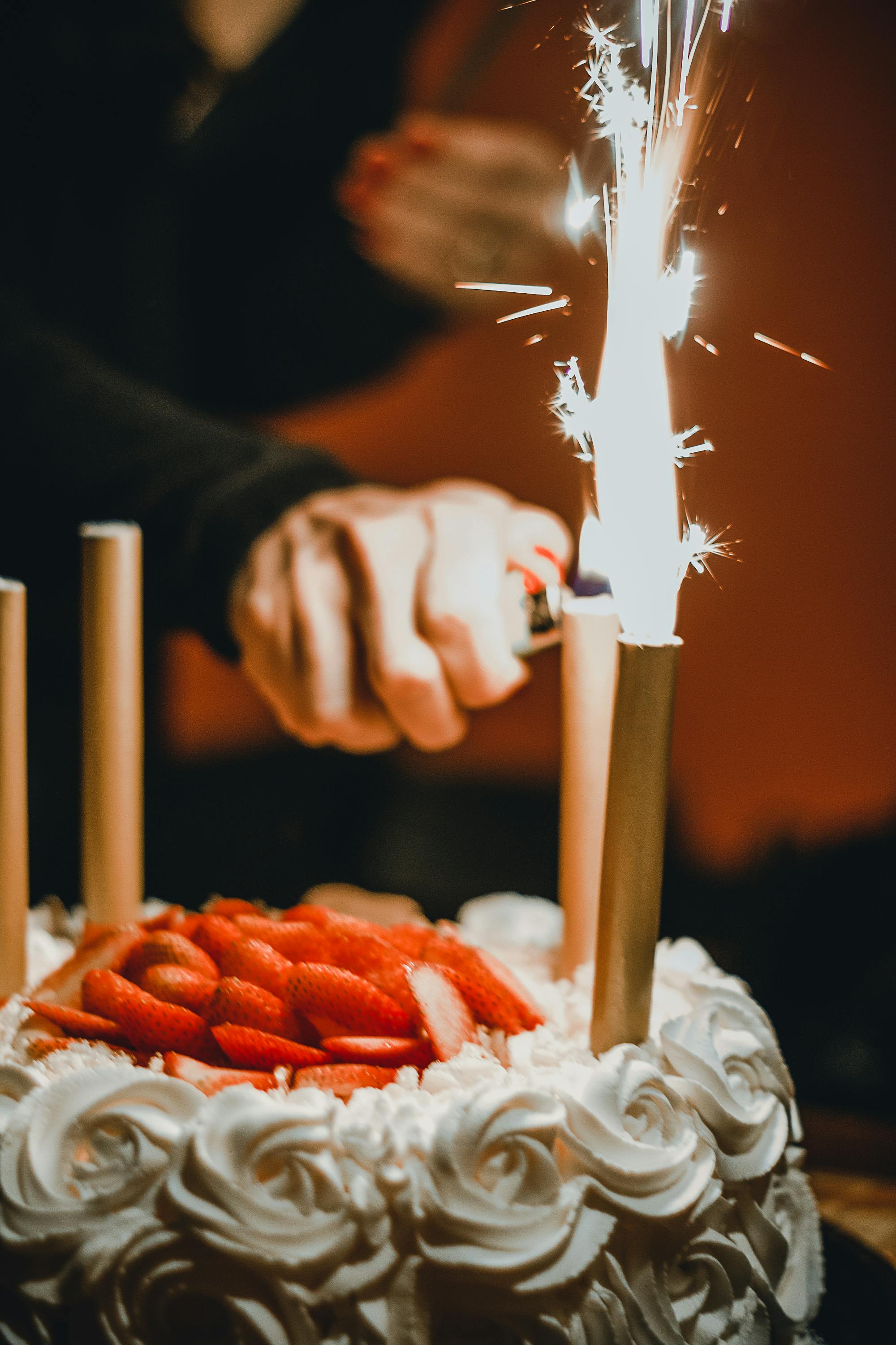 Una mujer encendiendo las velas de un pastel de cumpleaños | Fuente: Pexels