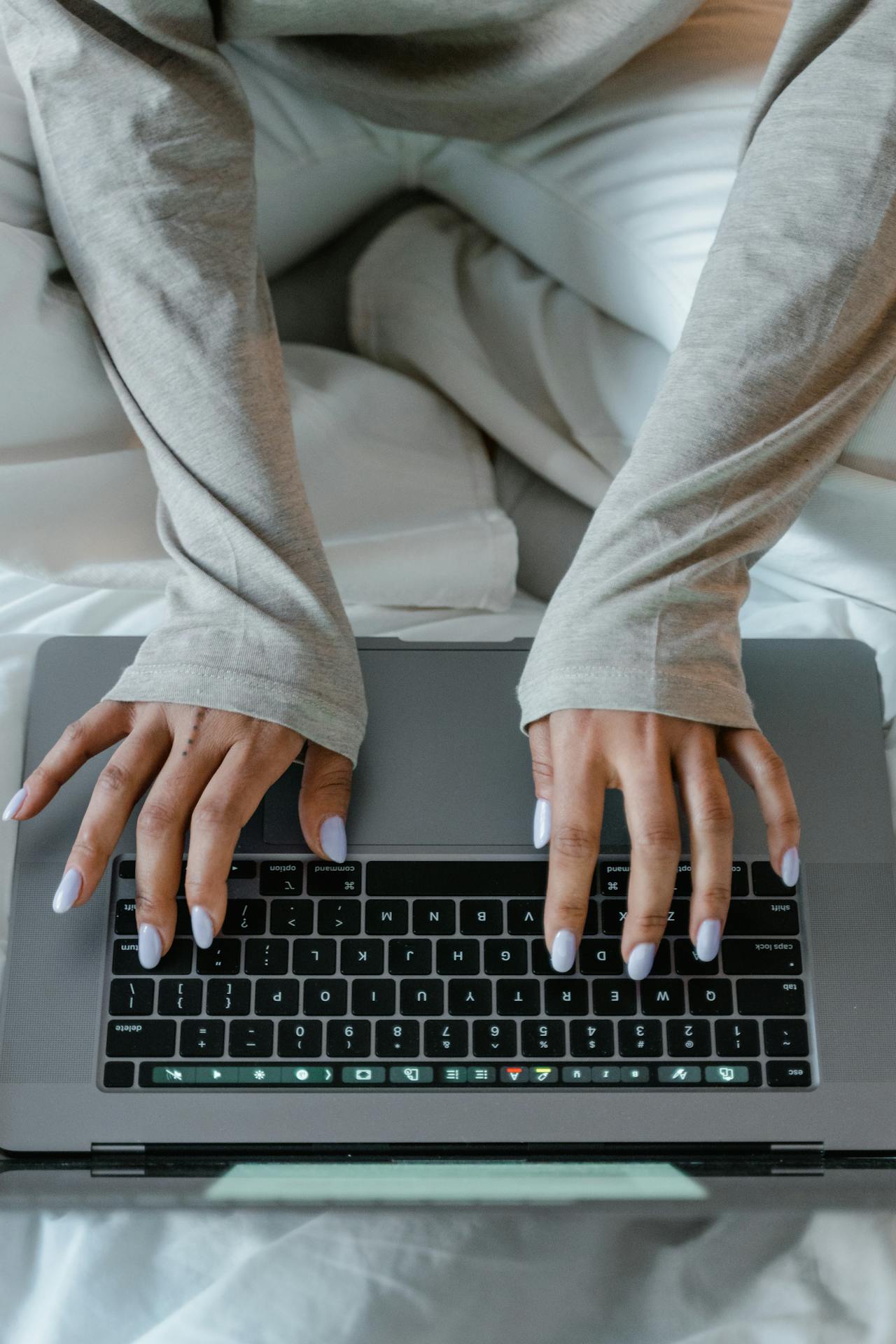 Una mujer usando su portátil | Fuente: Pexels