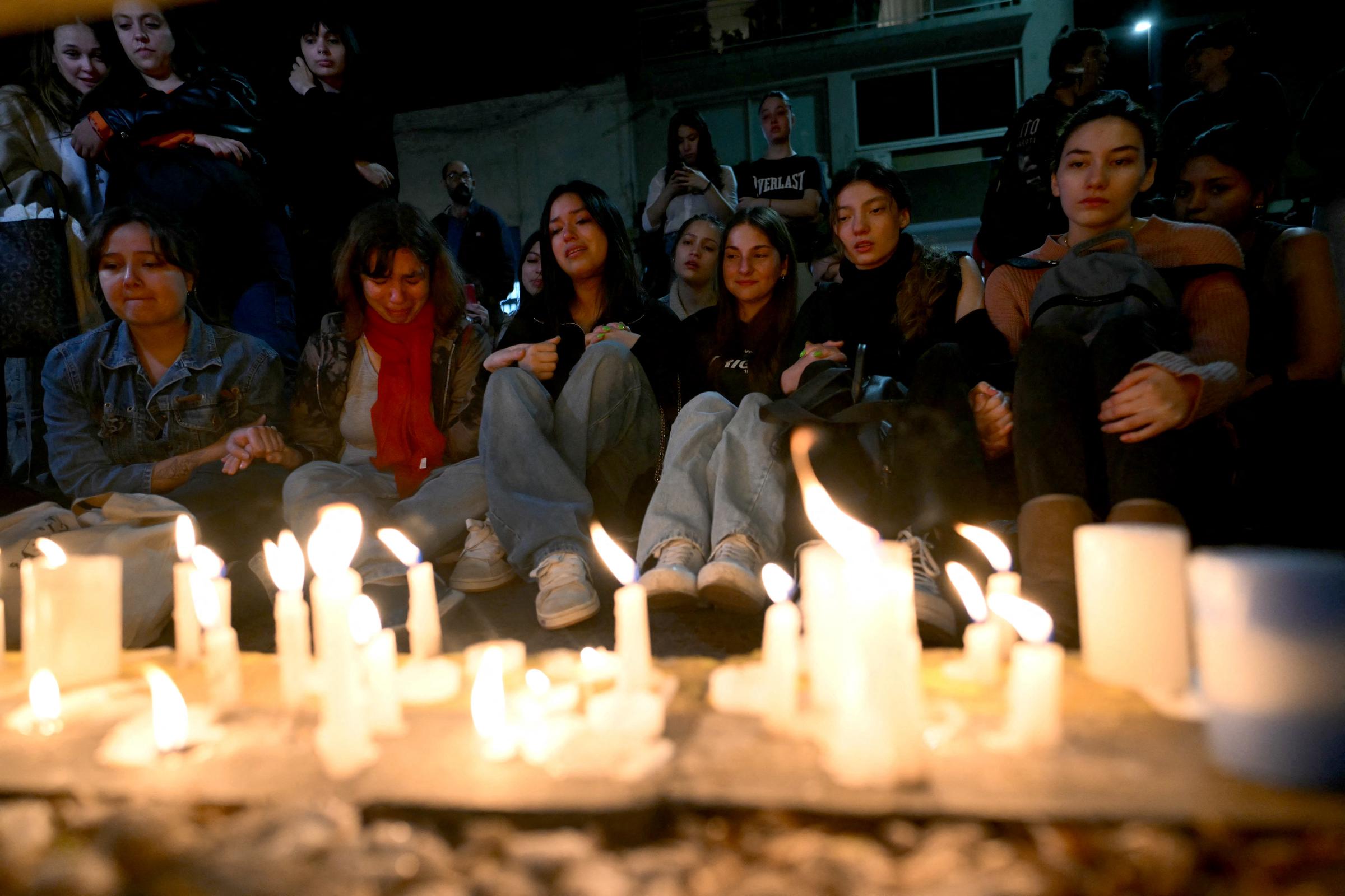 Fans de Liam Payne con velas encendidas junto al hotel donde murió en Buenos Aires, Argentina, el 16 de octubre de 2024 | Fuente: Getty Images