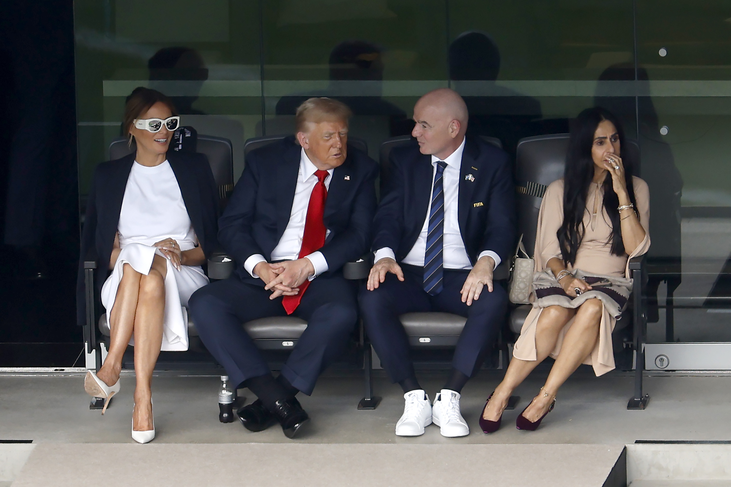 El presidente Donald Trump y la primera dama Melania Trump se unen al presidente de la FIFA Gianni Infantino y otros invitados mientras ven el partido final de la Copa Mundial de Clubes de la FIFA en el MetLife Stadium el 13 de julio de 2025 en East Rutherford, Nueva Jersey | Fuente: Getty Images