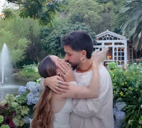 Evaluna y Camilo en la ceremonia para renovar sus votos | Fuente: YouTube/camiloyevaluna