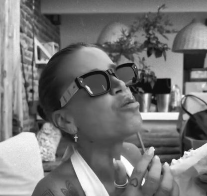 Florencia Peña disfruta de la pastelería de la marca de su hijo, Toto Otero | Fuente: Facebook/ultimochisme