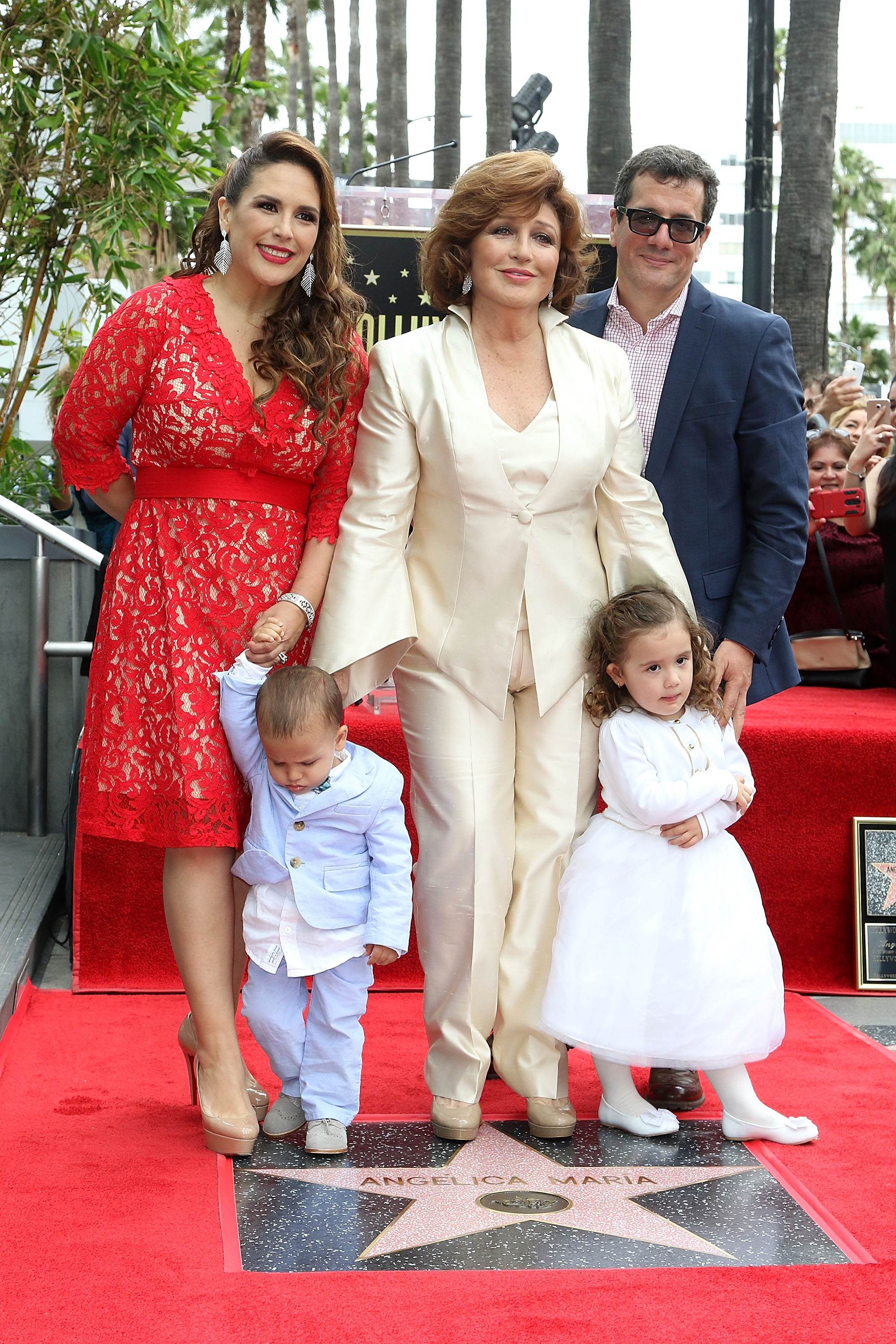 Angélica Vale, Daniel Padrón, Angélica María, Angélica Padrón y Otto Padrón asistieron a la ceremonia en la que se le otorgó una estrella a Angélica María en el Paseo de la Fama de Hollywood el 25 de mayo de 2016 en Hollywood, California. | Fuente: Getty Images