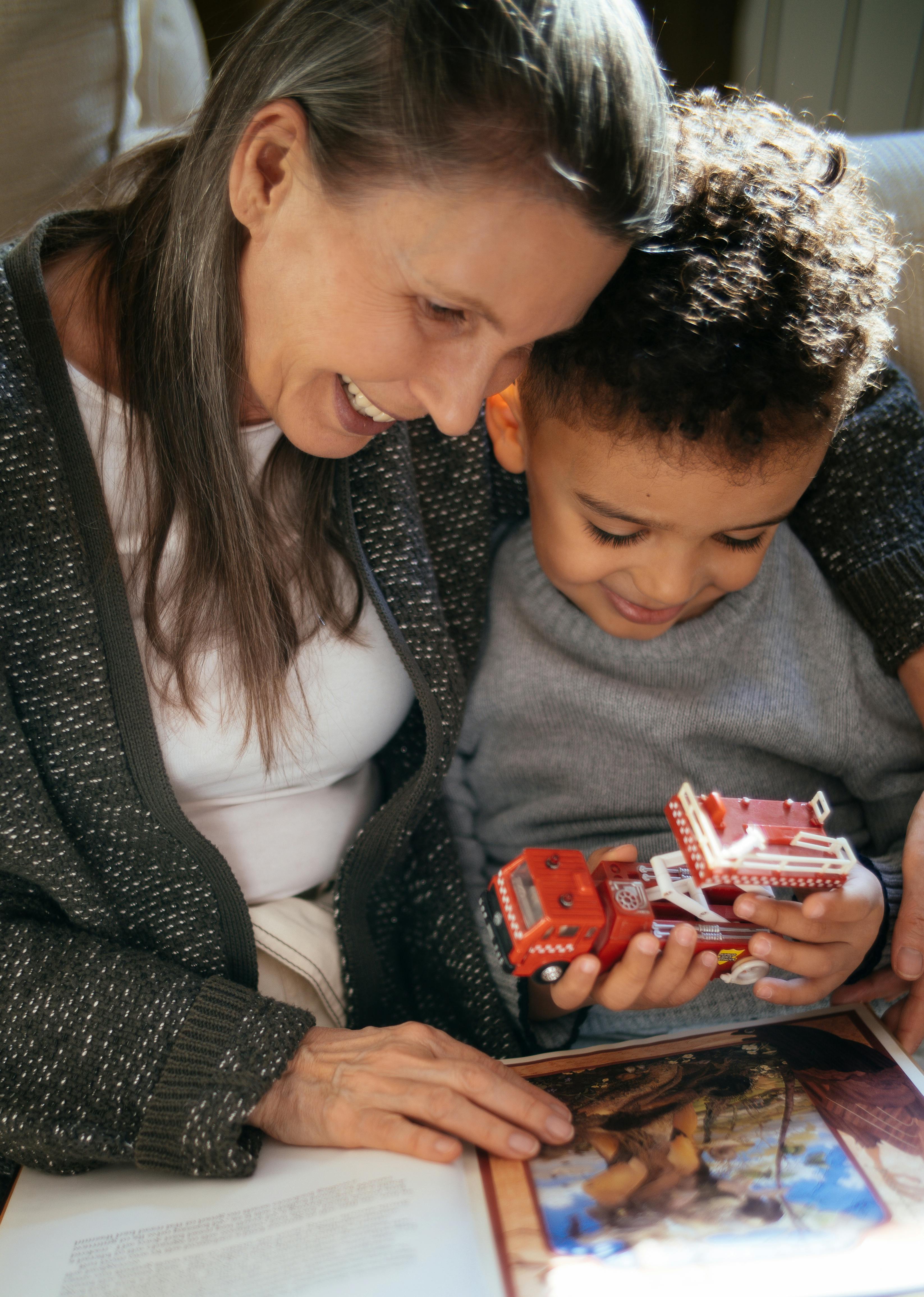 Una abuela y su nieto estrechando lazos | Fuente: Pexels
