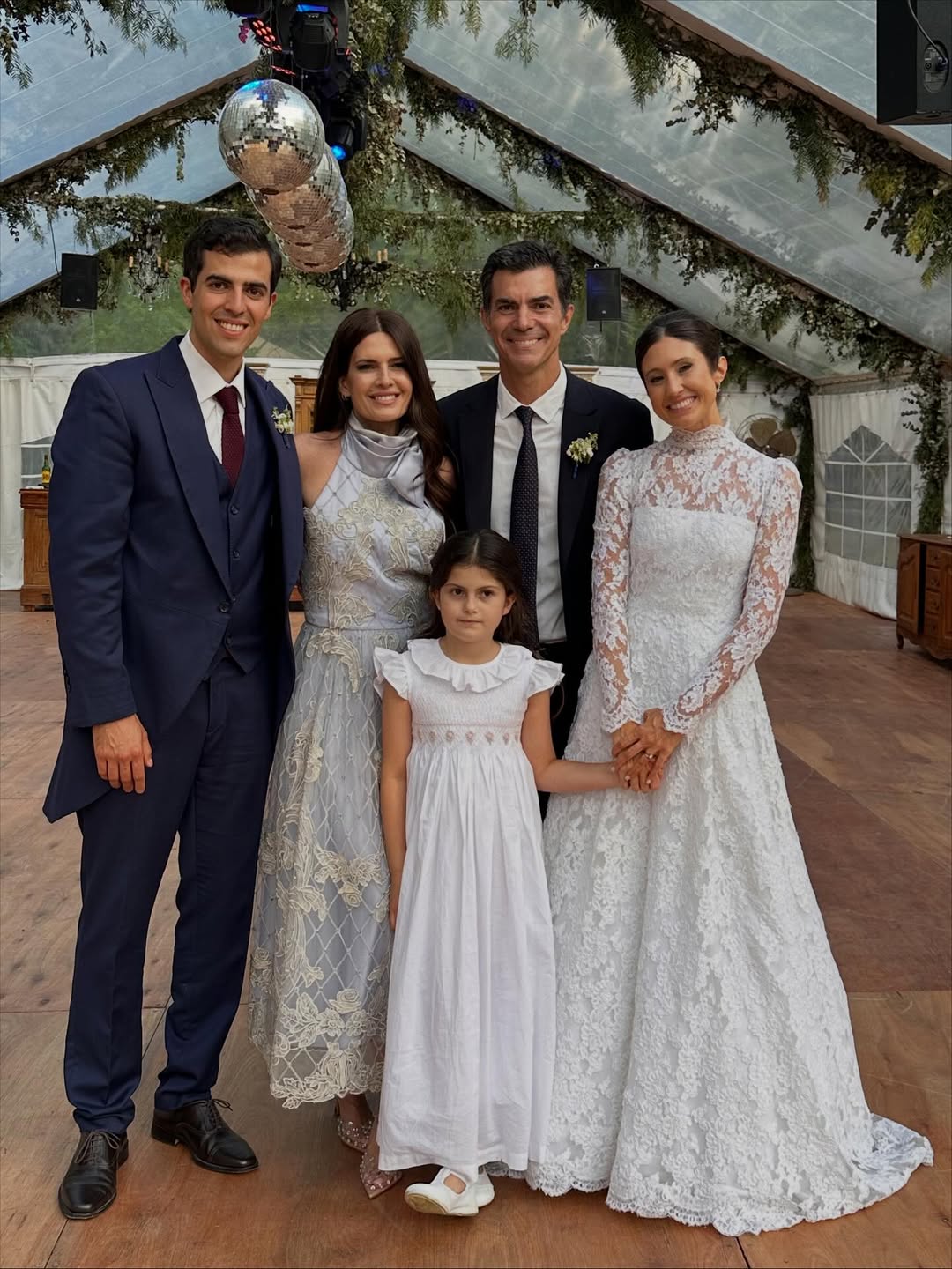 (De izq. a der.) Marcos Urtubey Saravia Toledo, Isabel Macedo, Juan Manuel Urtubey y Ximena Zaravia. En el centro, la hija de Isabel Macedo y Urtubey | Fuente: Instagram/isabelmacedophoto