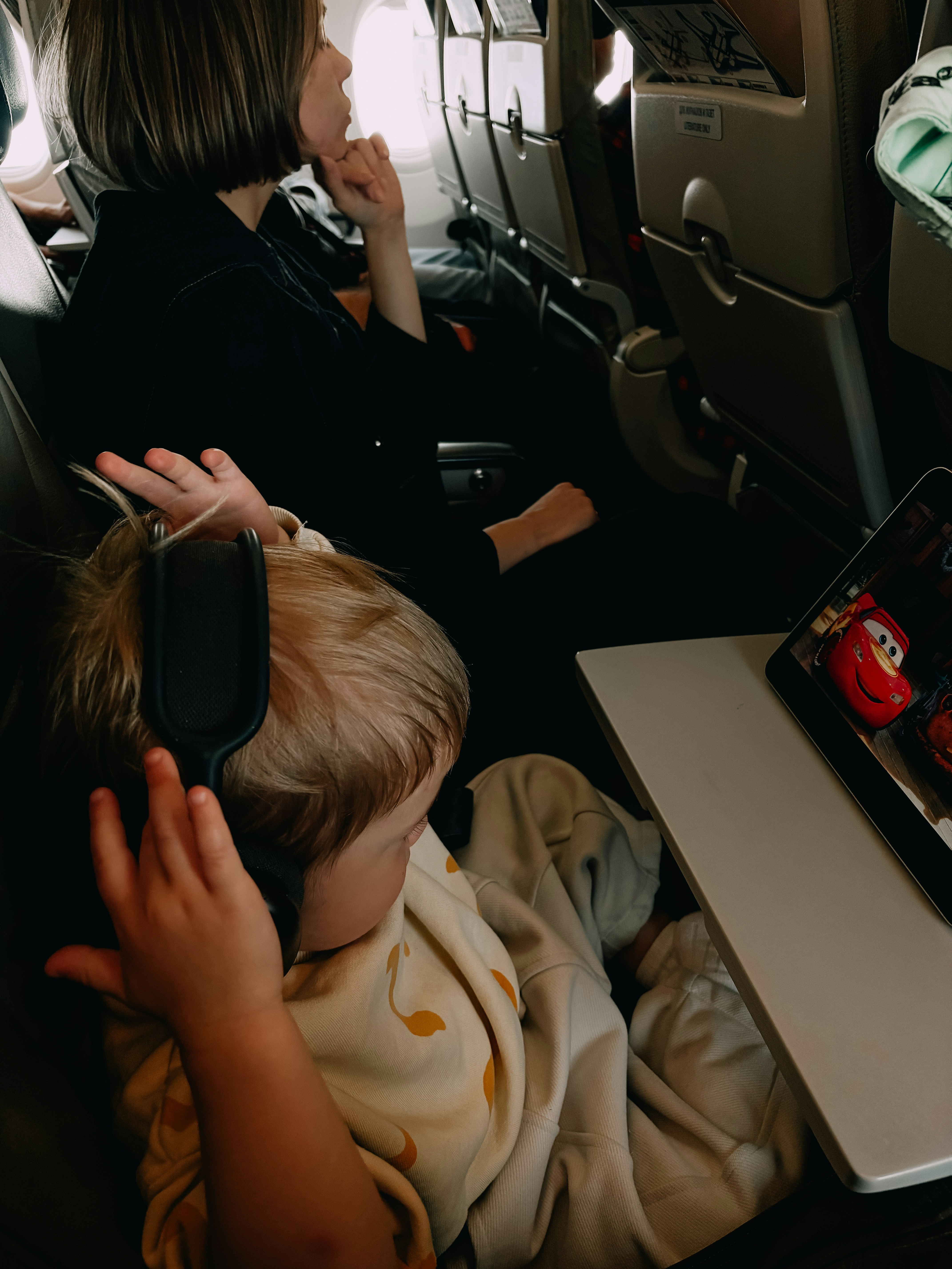 Una madre y su hijo dentro de un avión | Fuente: Unsplash