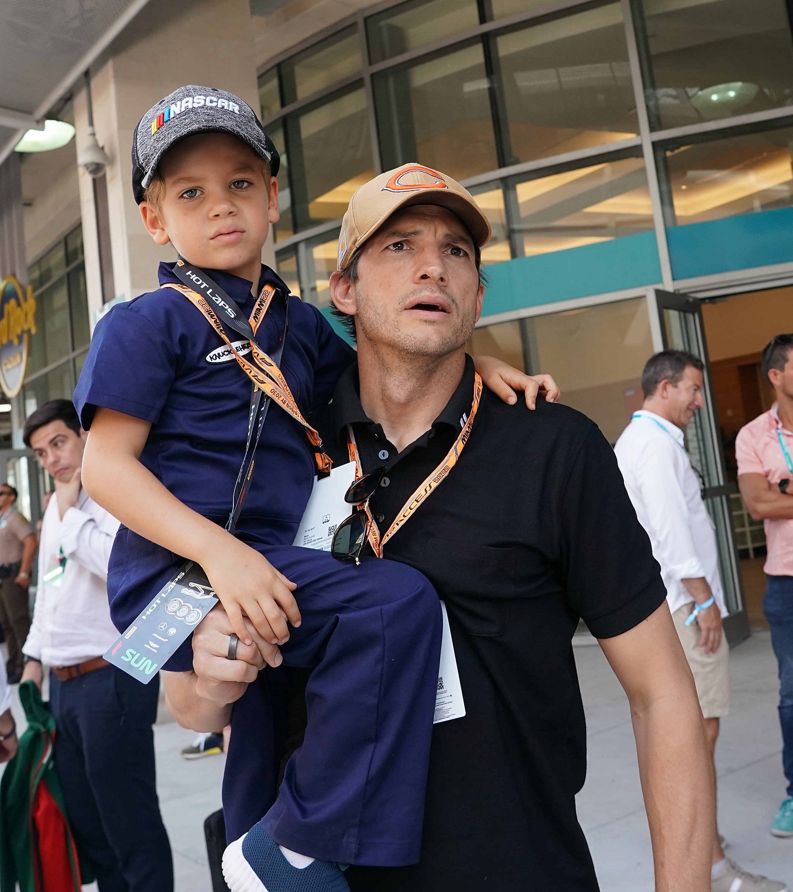 Ashton Kutcher y su hijo Dimitri en Miami en 2022 | Fuente: Getty Images