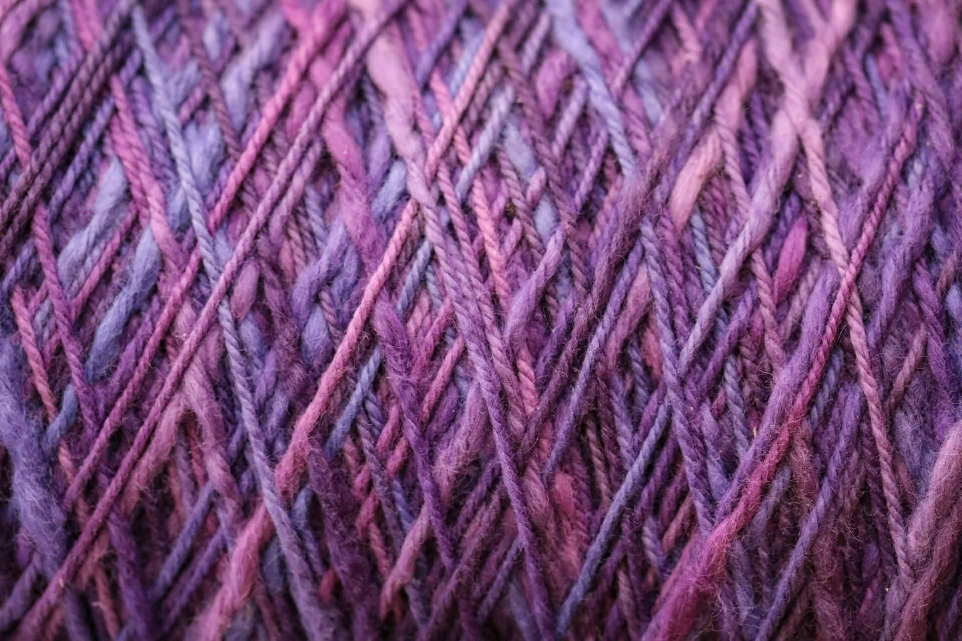 Primer plano de hilo morado | Fuente: Unsplash