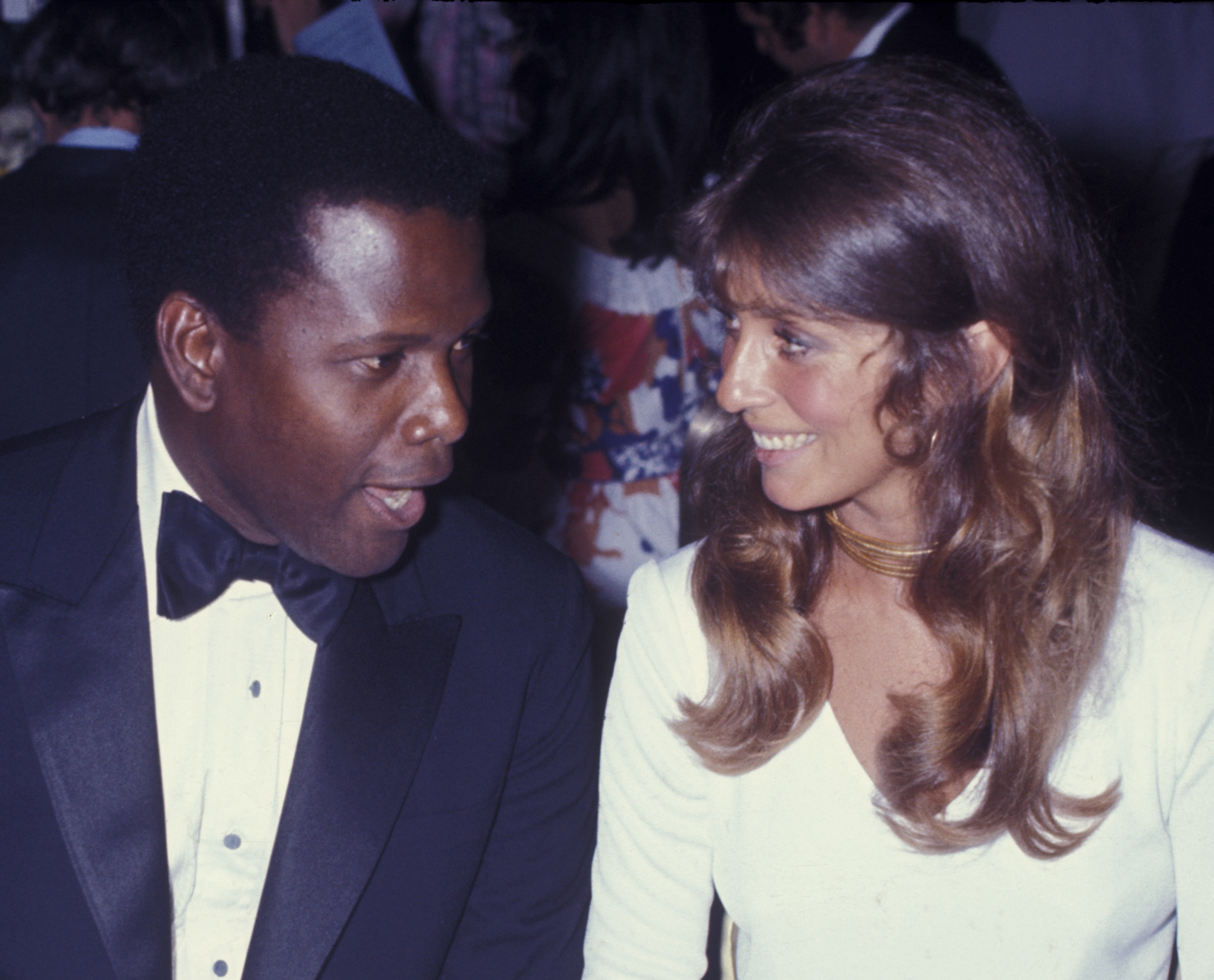 Sidney Poitier y Joanna Shimkus asisten a la recaudación de fondos para la campaña de Andrew Young el 10 de junio de 1970, en Nueva York. | Fuente: Getty Images