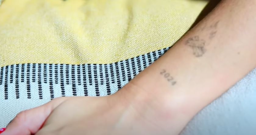 El tatuaje que Evaluna se hizo en honor a su madre | YouTube.com/camiloyevaluna