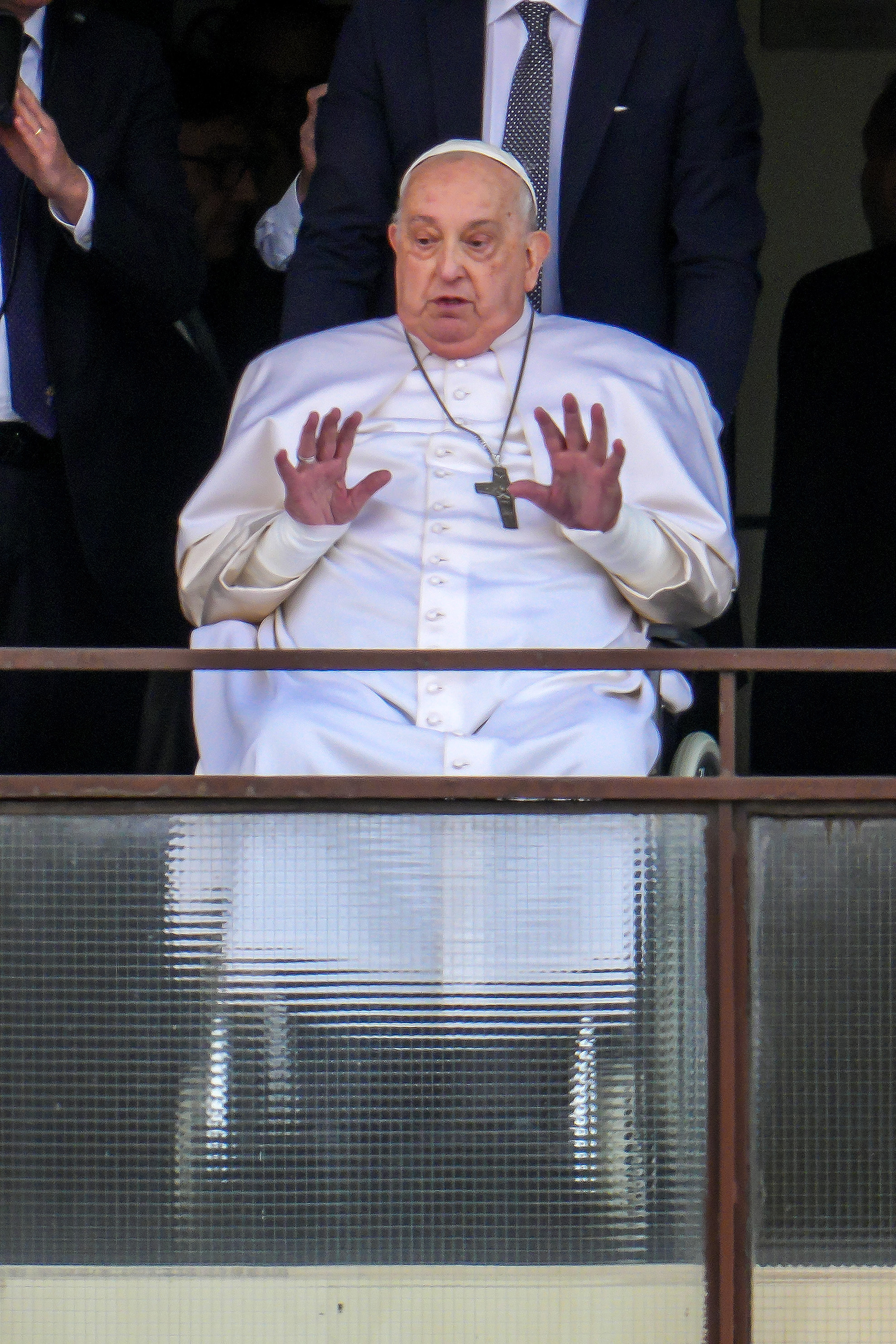 El papa Francisco aparece en su balcón para hablar a la multitud en el Hospital Gemelli de Roma, Italia, el 23 de marzo de 2025 | Fuente: Getty Images