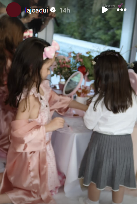 Eva, la hija pequeña de La Joaqui, compartiendo con otra niña en su cumpleaños | Fuente: Instagram Stories/lajoaqui