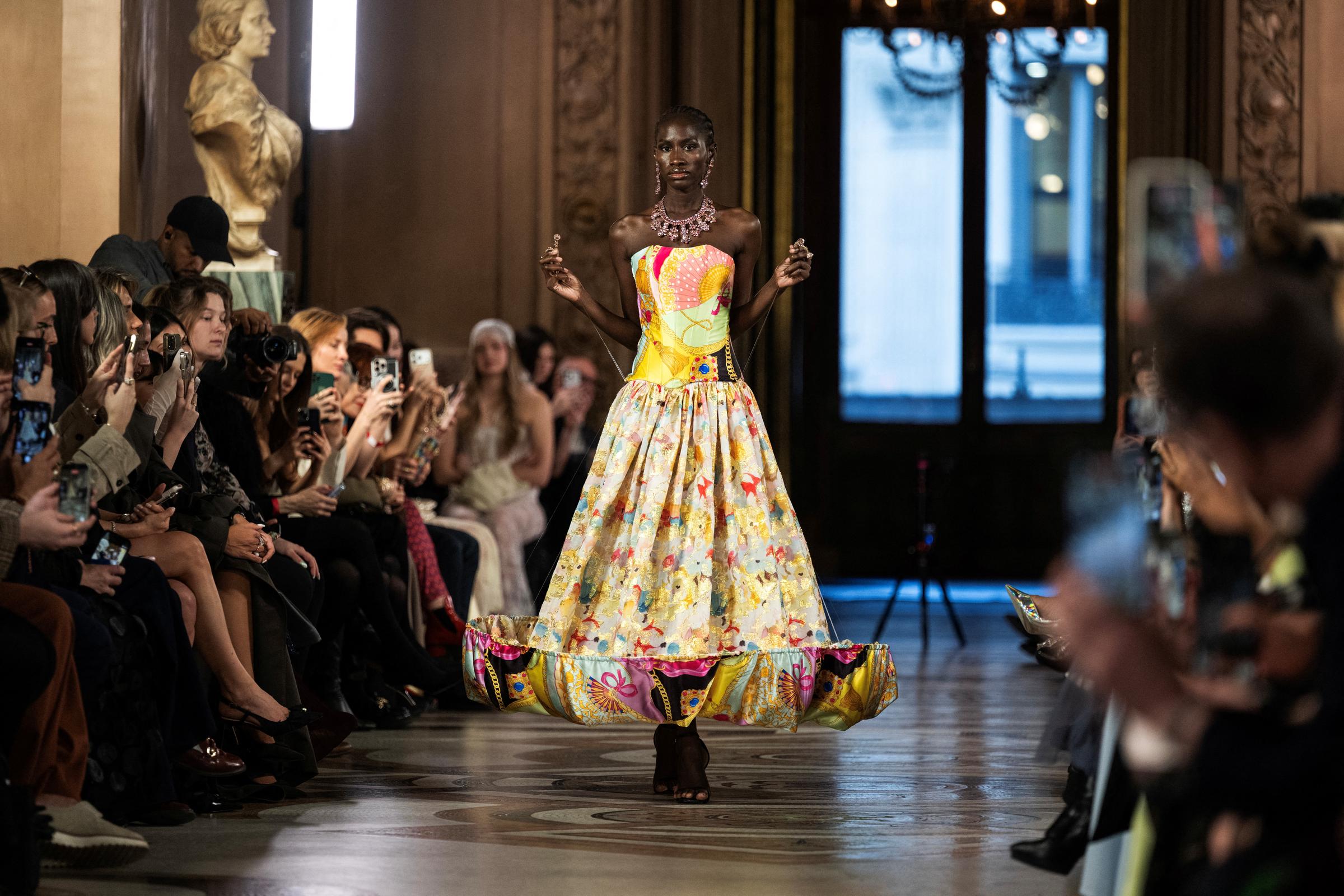 Una modelo presenta una creación de Max Alexander para el desfile de la colección prêt-à-porter femenina Otoño/Invierno 2026-2027, en el marco de la Semana de la Moda Femenina de París, en el Palais Garnier, París, el 3 de marzo de 2026. | Fuente: Getty Images
