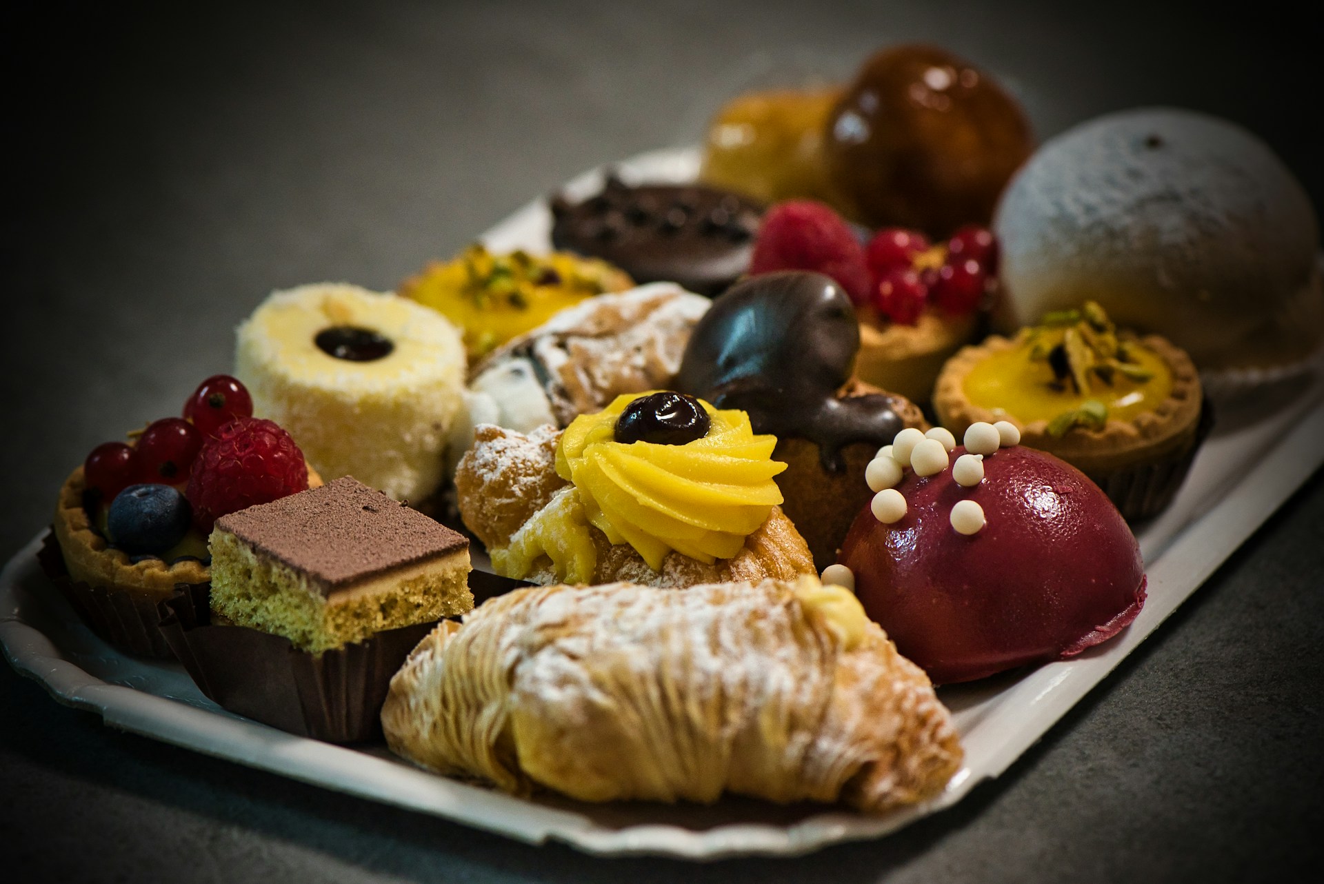 Una bandeja cargada de postres | Fuente: Unsplash