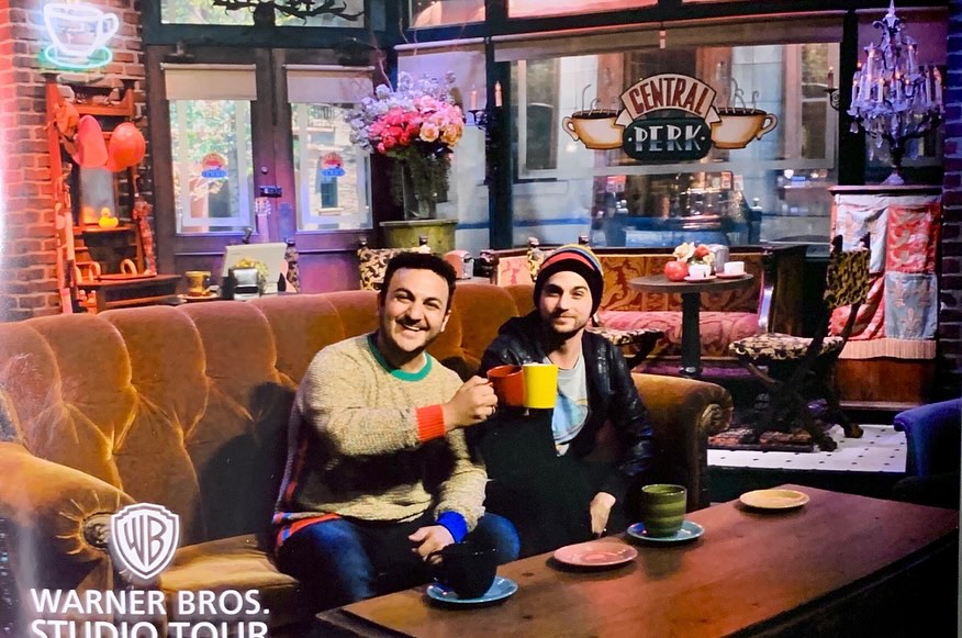 Diego Topa junto a Hugo Rodríguez en el "Central Perk". | Fuente: Instagram/@diegotopaok
