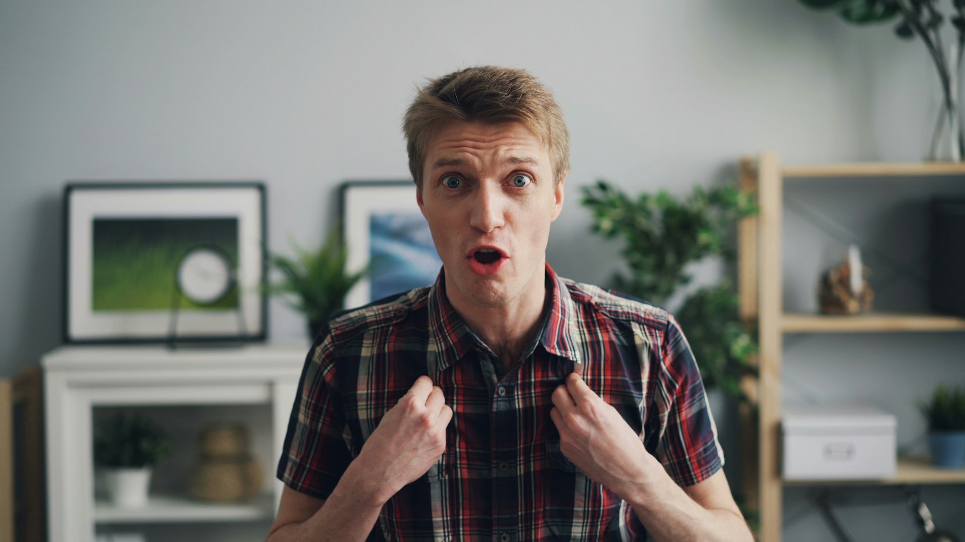 Un hombre hablando con vehemencia | Fuente: Unsplash