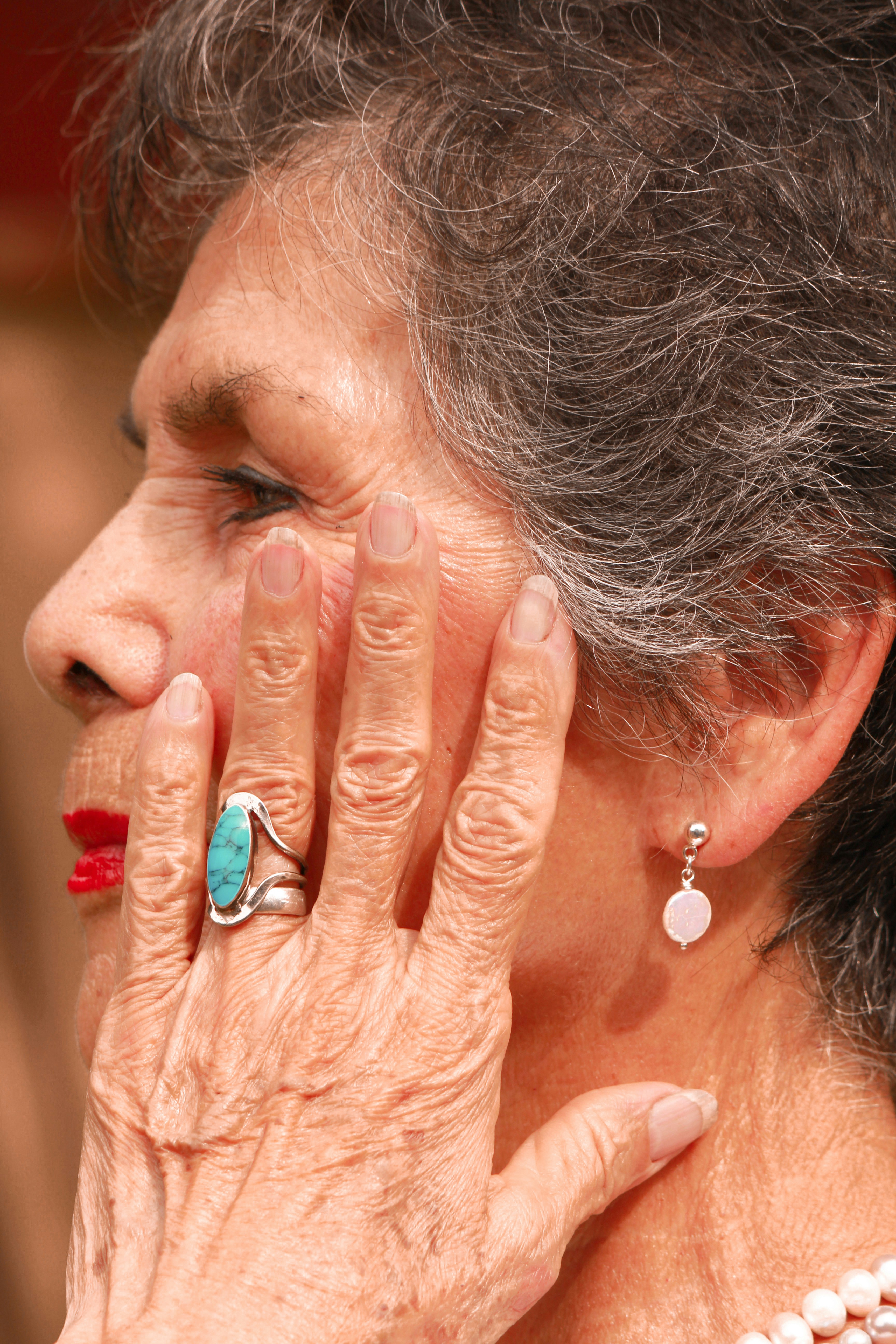 Una mujer mostrando su alianza | Fuente: Unsplash