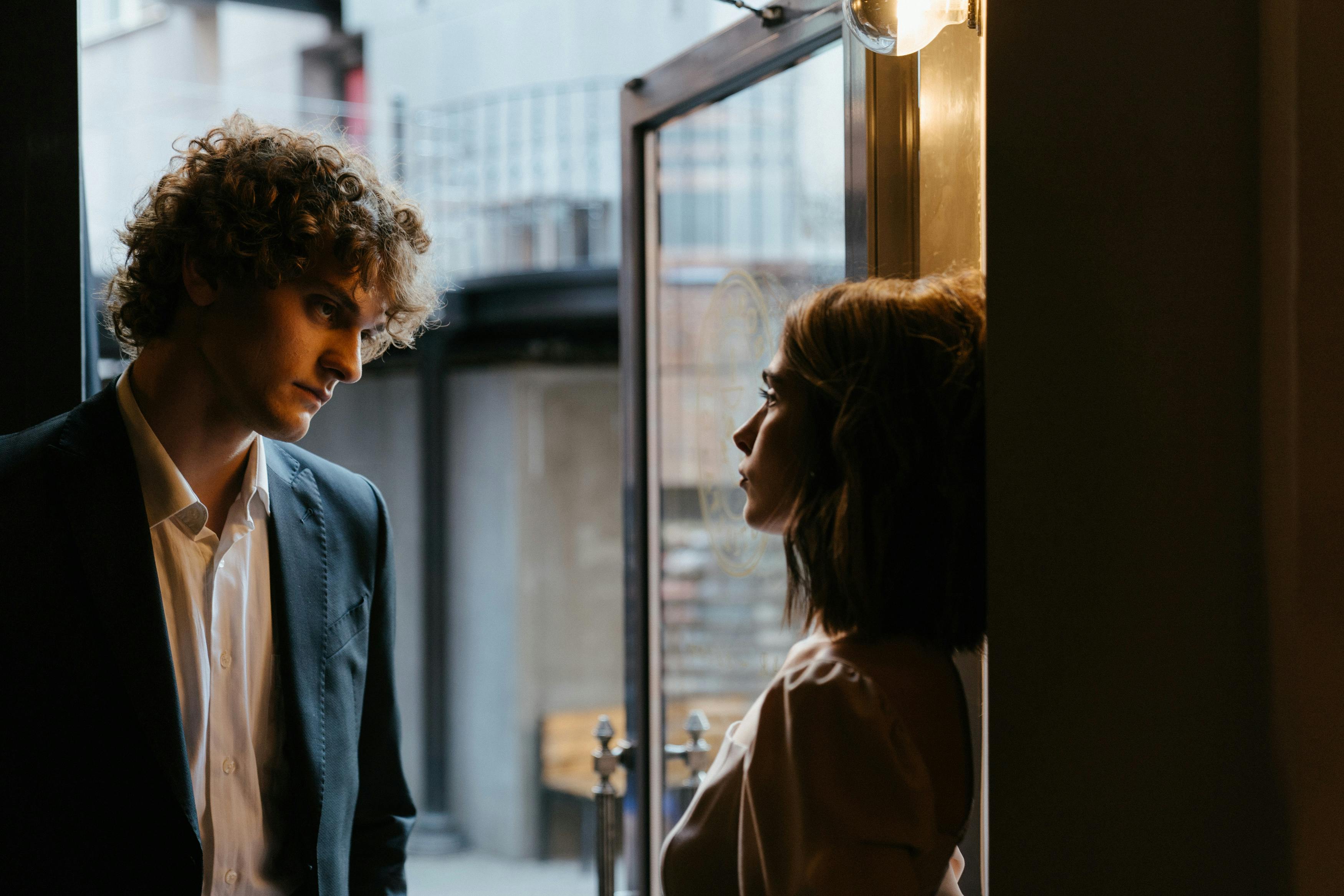 Un hombre serio hablando con una mujer | Fuente: Pexels