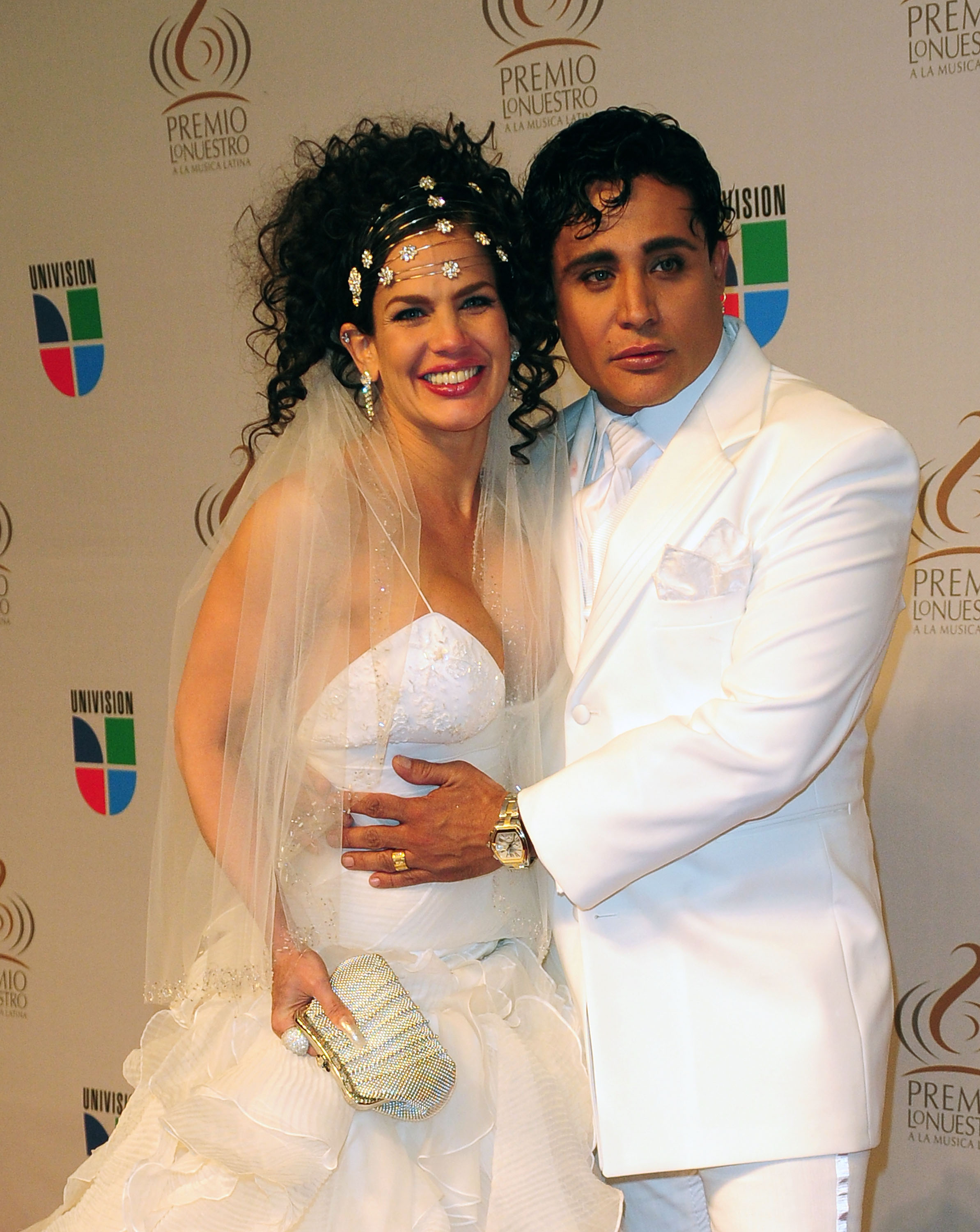 Niurka Marcos y Eduardo Antonio llegan a los Premios Univision 2010 Premio Lo Nuestro a La Música Latina en el American Airlines Arena el 18 de febrero de 2010 en Miami, Florida. | Fuente: Getty Images