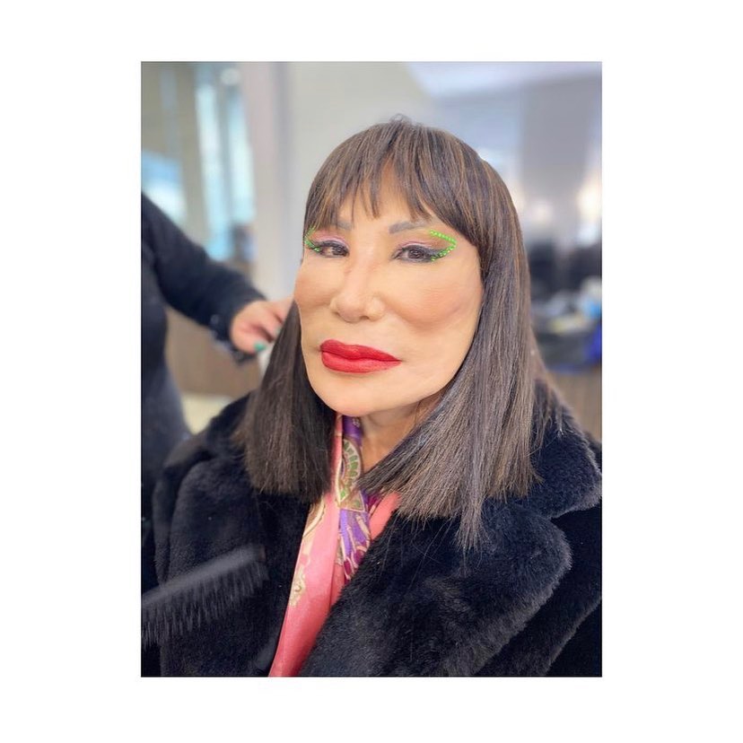 Lyn May arreglándose el pelo, con fecha de septiembre de 2021 | Fuente: Instagram/lyn_may_
