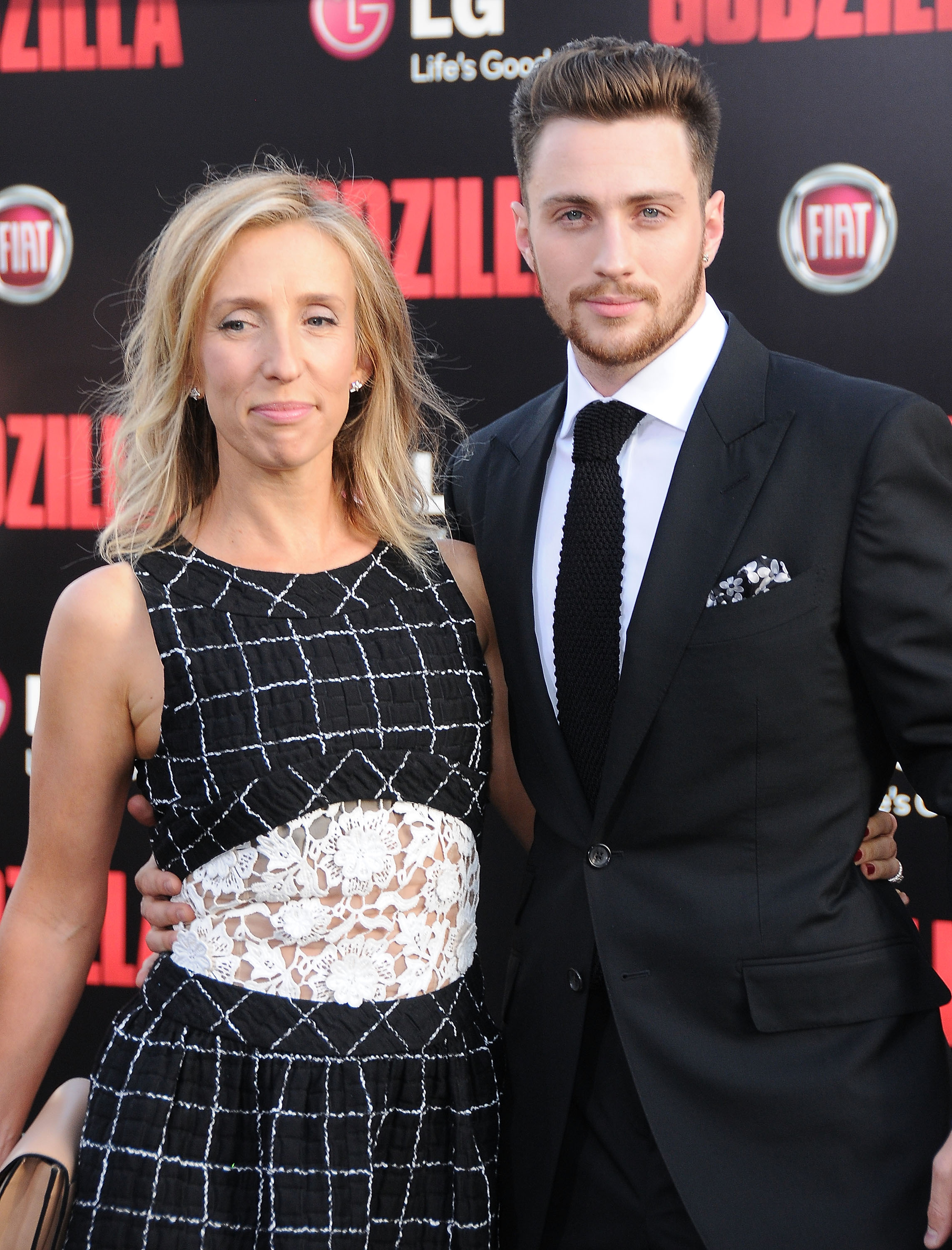 Aaron Taylor-Johnson y su esposa, la actriz Sam Taylor-Wood, llegan al estreno en Los Ángeles de "Godzilla", celebrado el 8 de mayo de 2014 en el Dolby Theatre de Hollywood, California. | Fuente: Getty Images