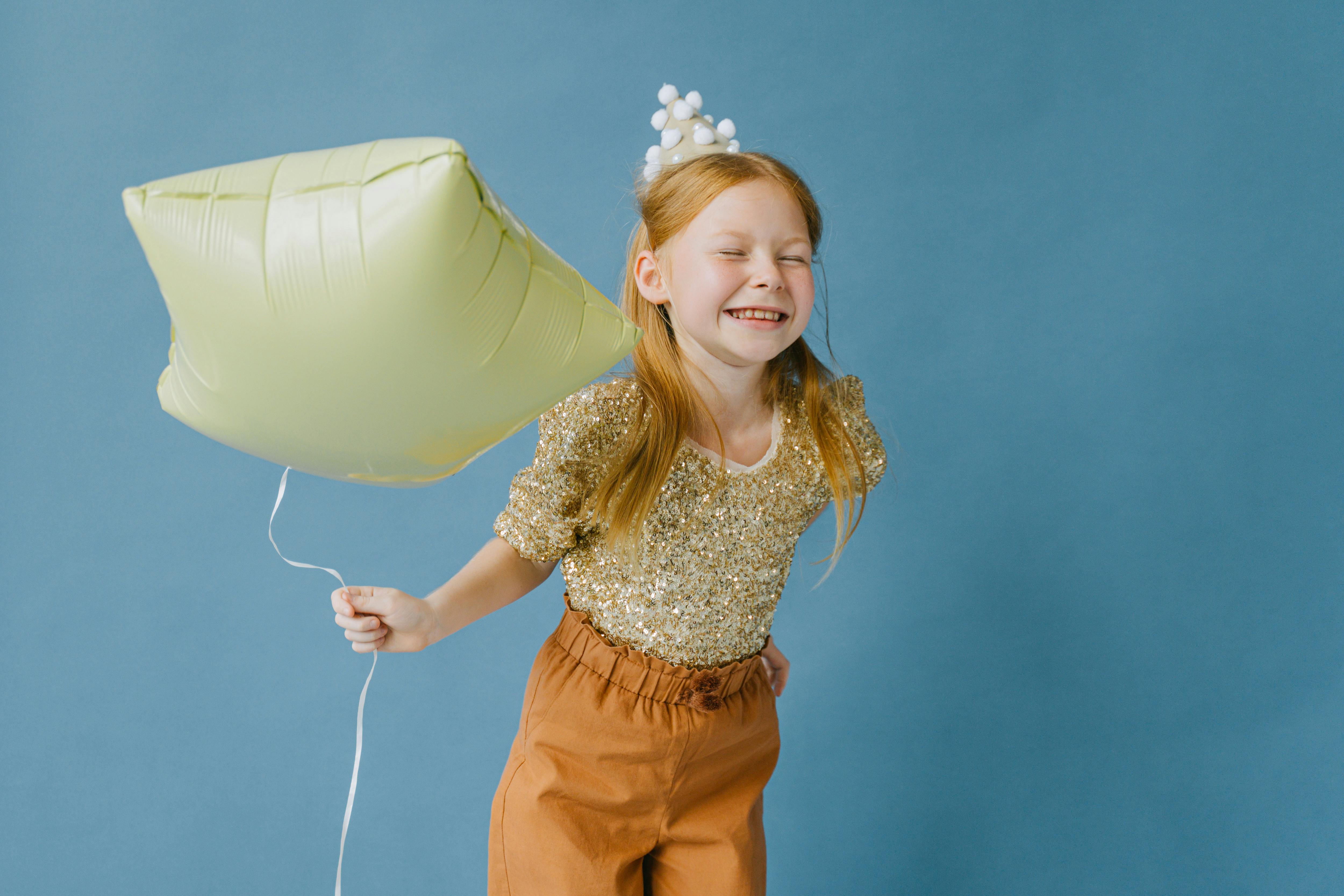 Una niña feliz en su fiesta de cumpleaños | Fuente: Pexels