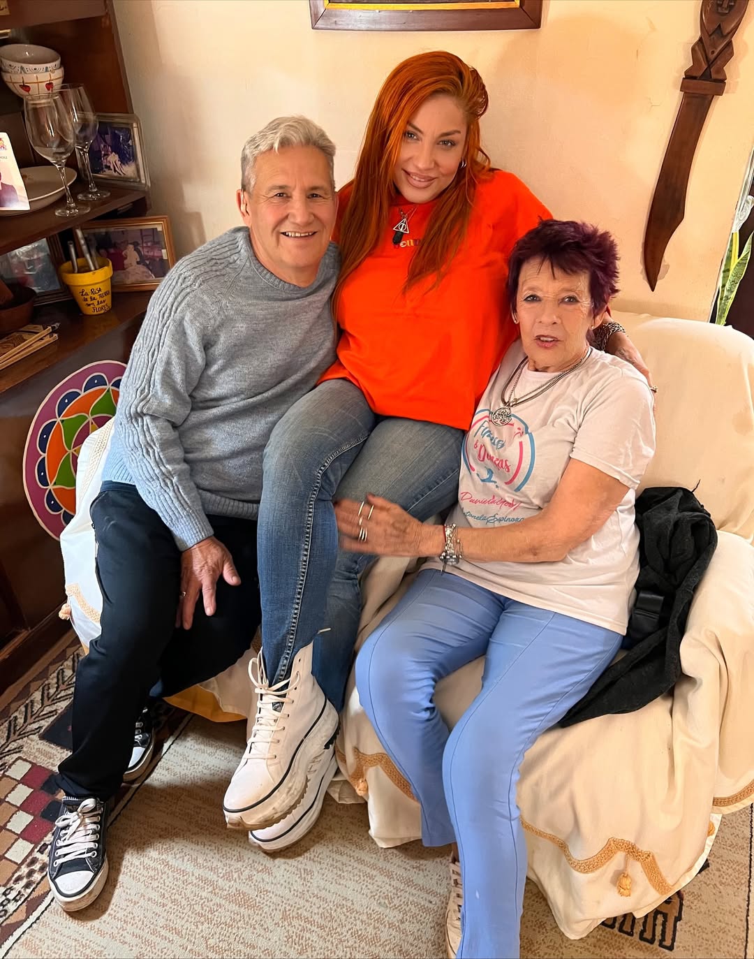 Lowrdez con su familia | Fuente: Instagram/lowrdez