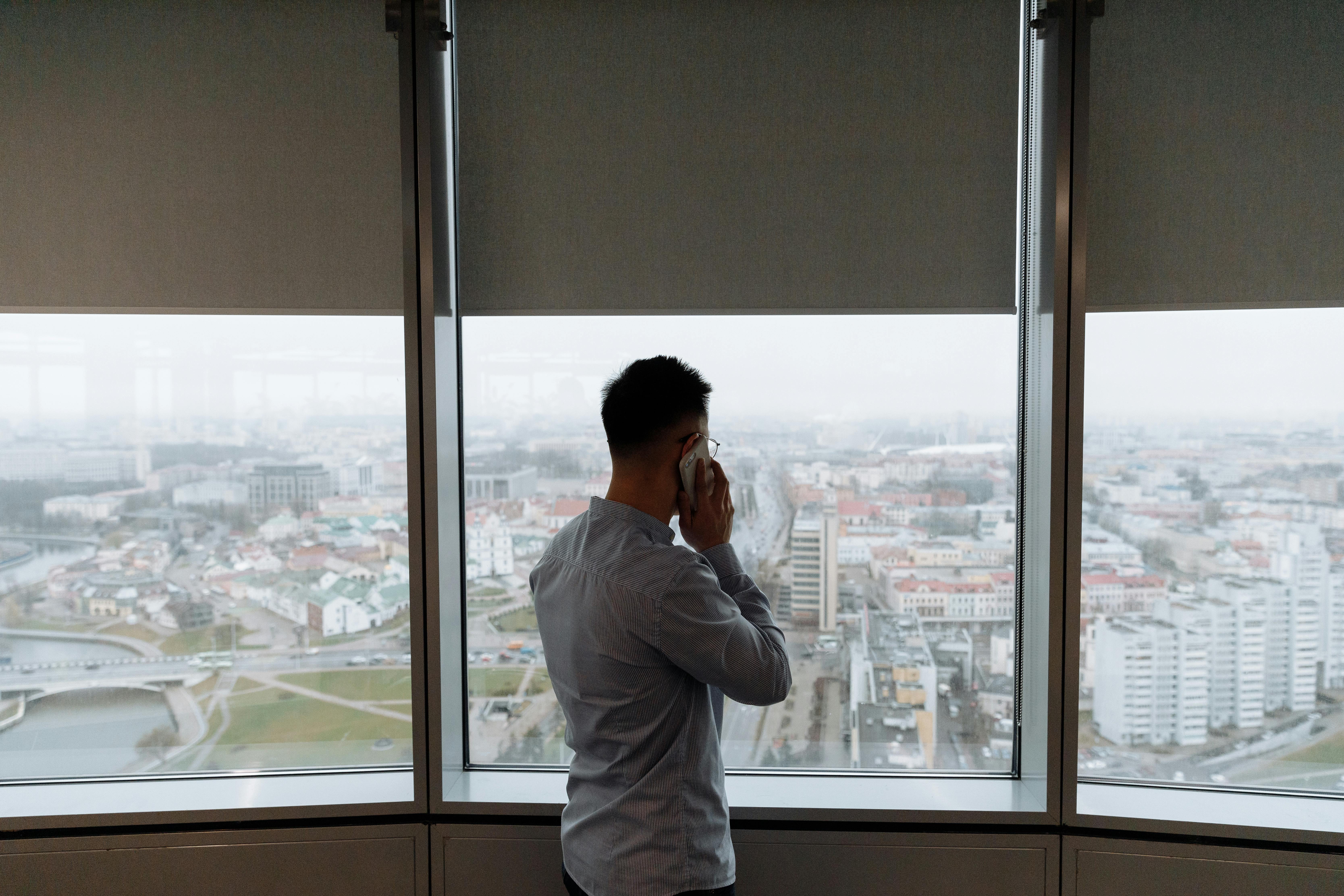 Hombre al teléfono | Fuente: Pexels