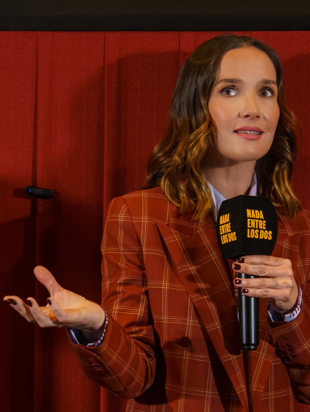 Natalia Oreiro habla durante la conferencia de prensa por la presentación de “Nada entre los dos”. | Fuente: Instagram/nataliaoreirosoy