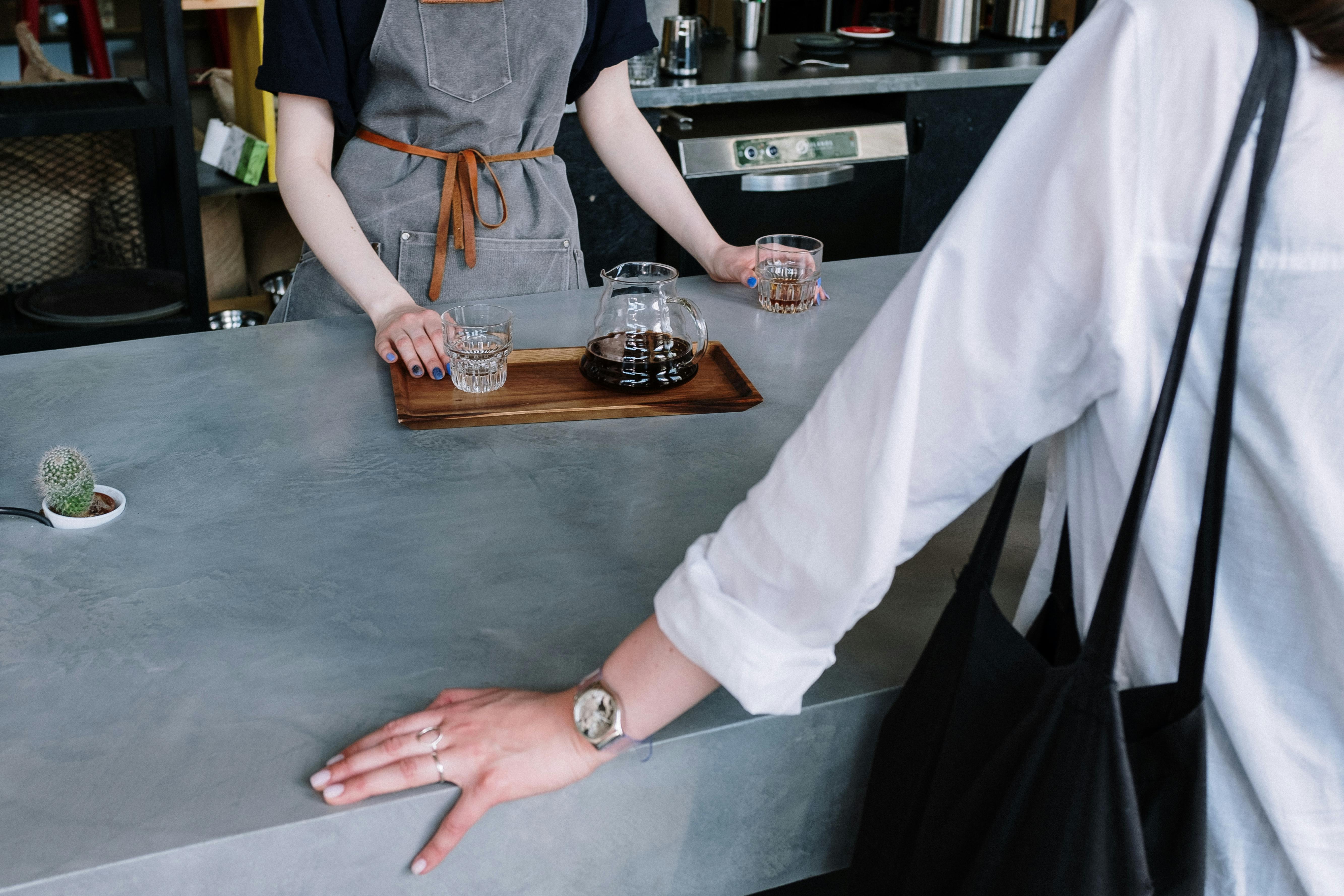 Una mujer pidiendo café | Fuente: Pexels