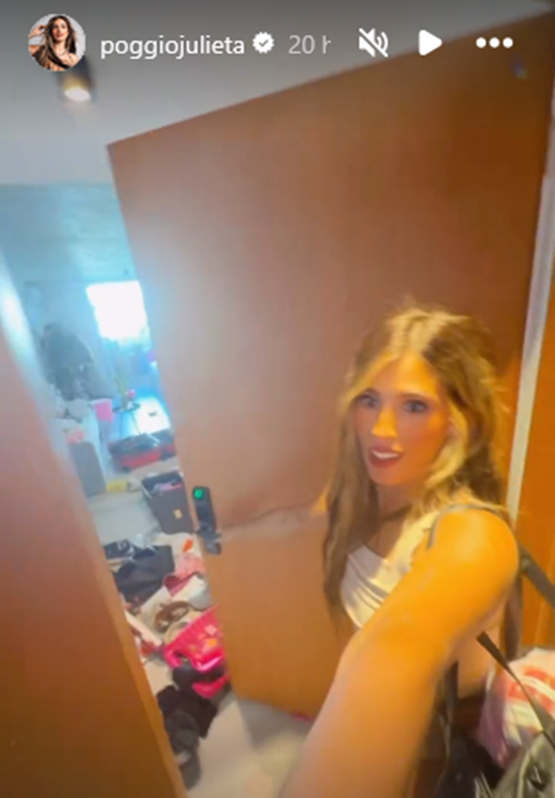 Julieta Poggio llegando a su vivienda, donde mostró el desorden en un video que compartió en sus historias de Instagram | Fuente: Instagram Stories/poggiojulieta