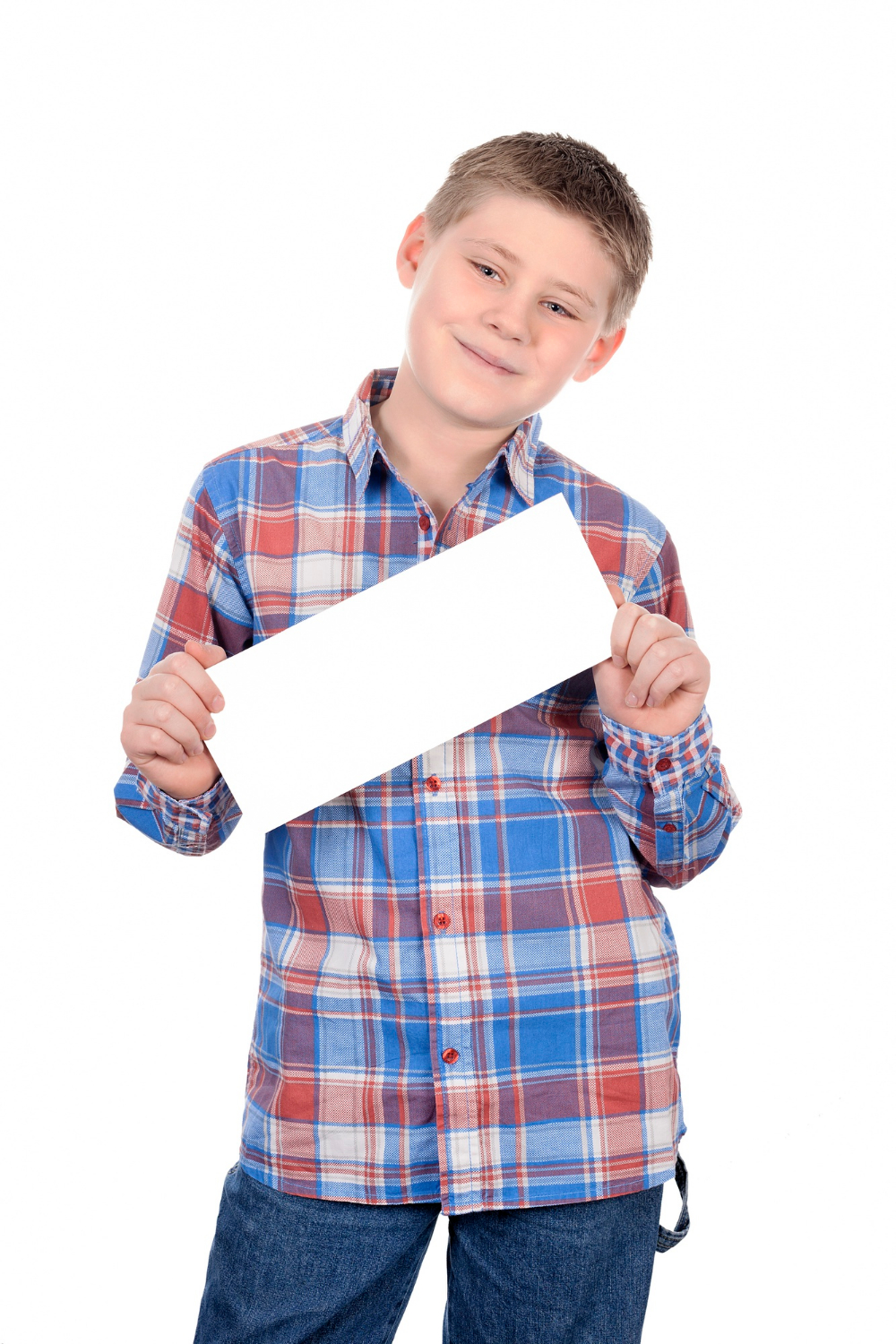 Un niño sonriente sujetando una hoja de papel blanco | Fuente: Freepik