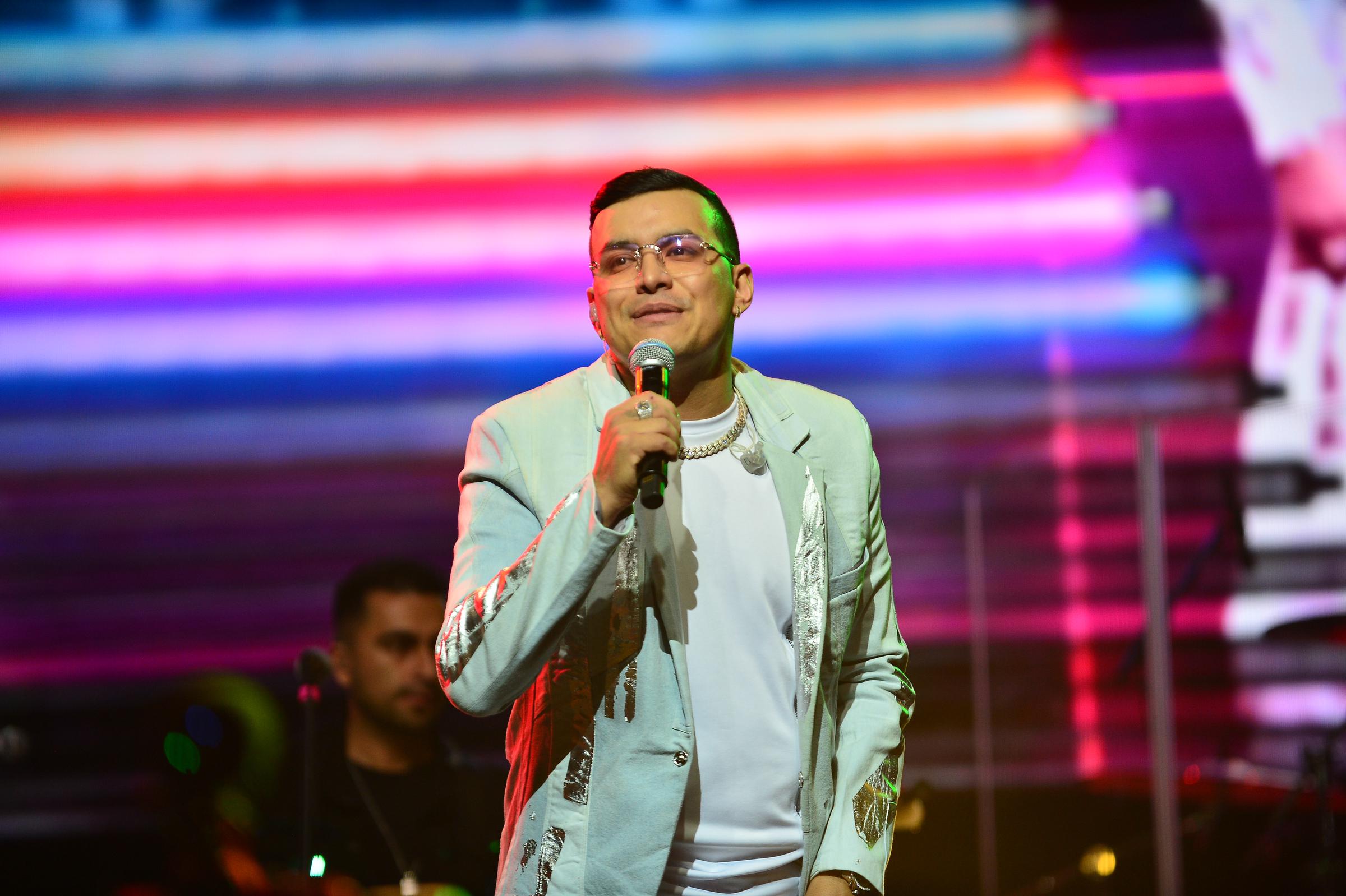 Yeison Jiménez se presenta en vivo durante la gira "Invencible Tour" en el James L. Knight Center el 7 de octubre de 2023 en Miami, Florida. | Fuente: Getty Images