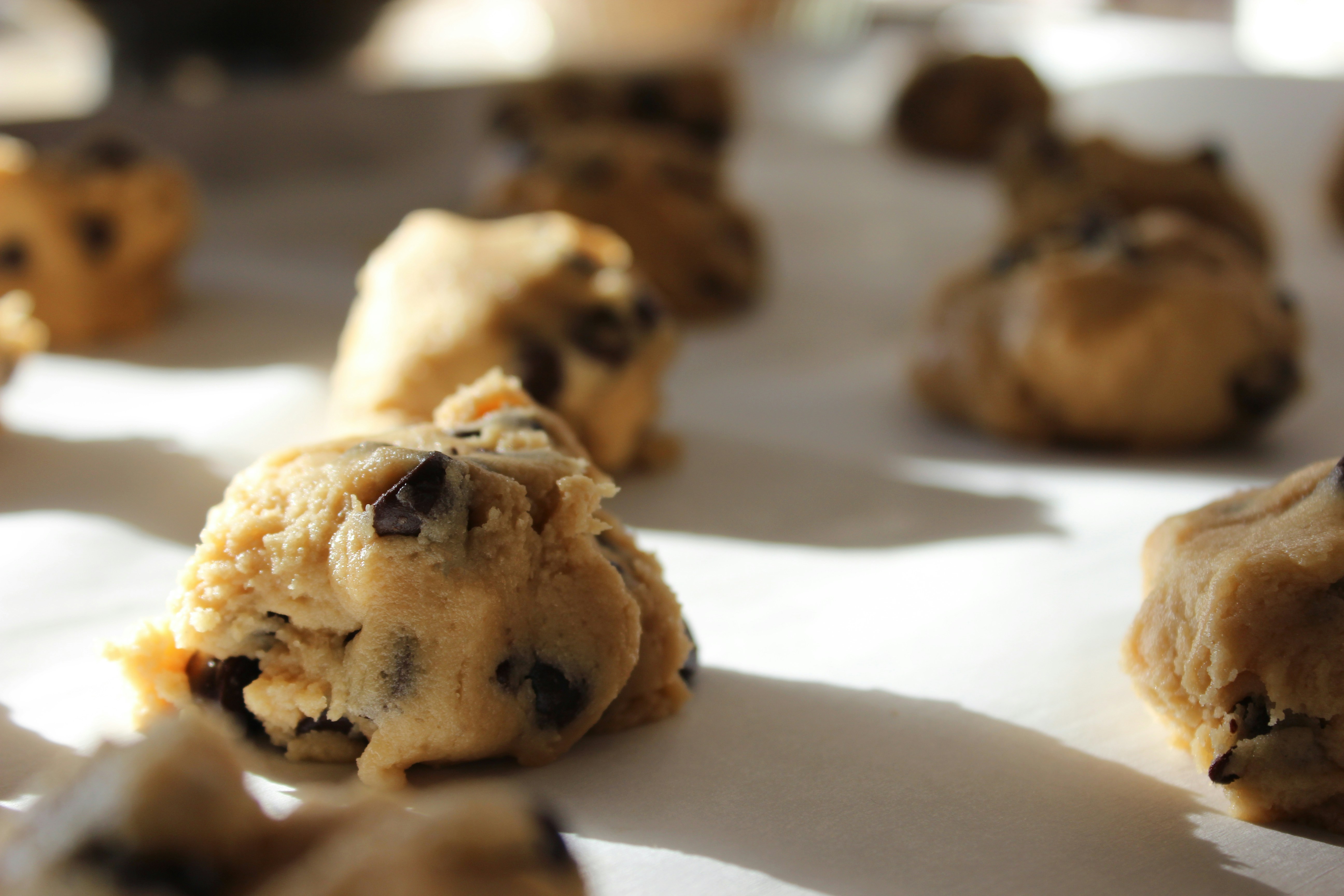 Masa de galletas en una bandeja | Fuente: Unsplash