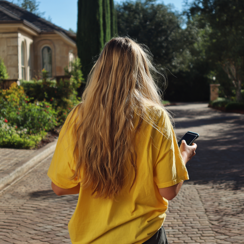Una mujer caminando por el exterior | Fuente: Midjourney