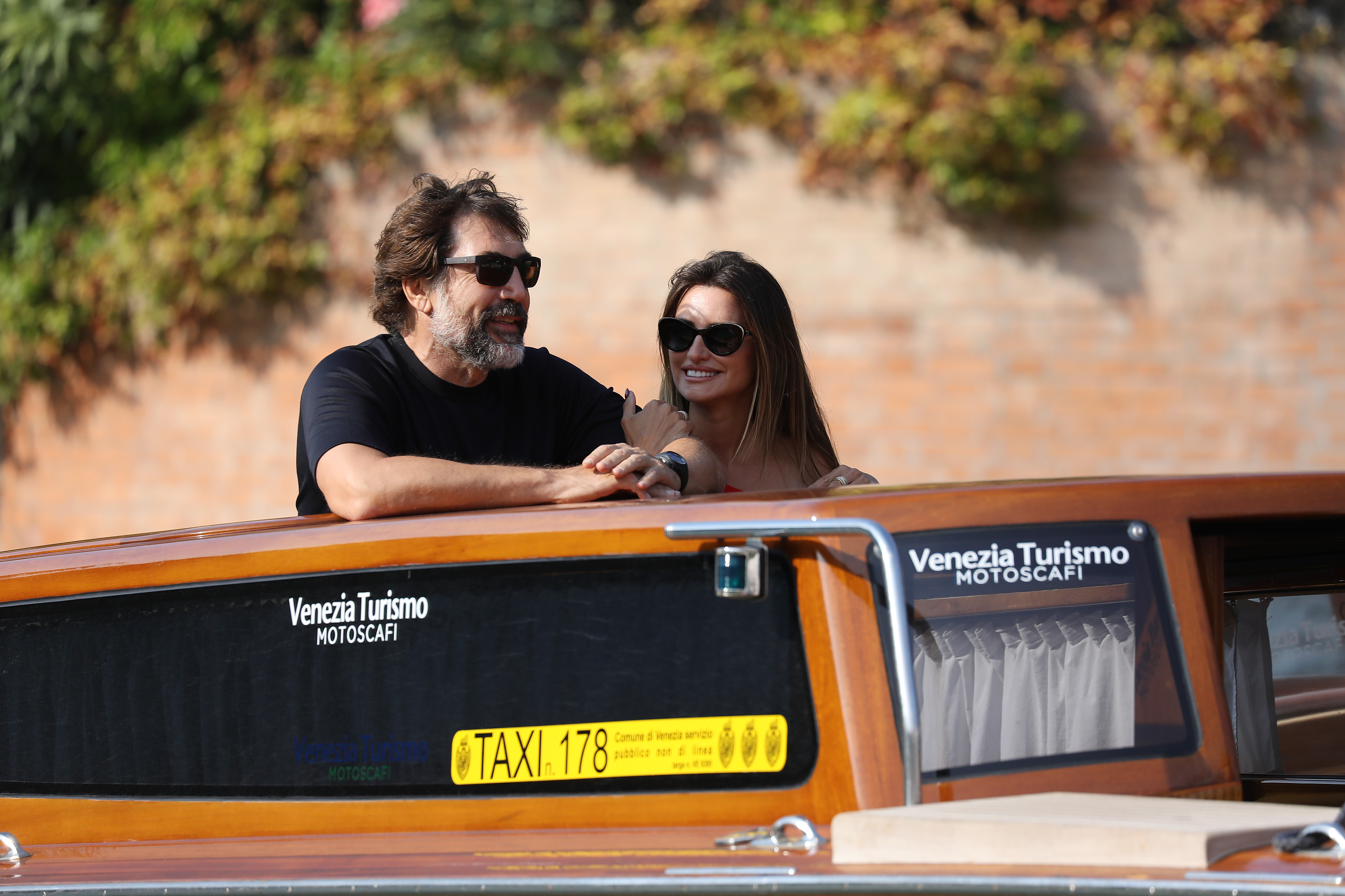 Javier Bardem y Penélope Cruz llegan a la 78ª edición del Festival Internacional de Cine de Venecia el 11 de septiembre de 2021 en Venecia, Italia. | Fuente: Getty Images