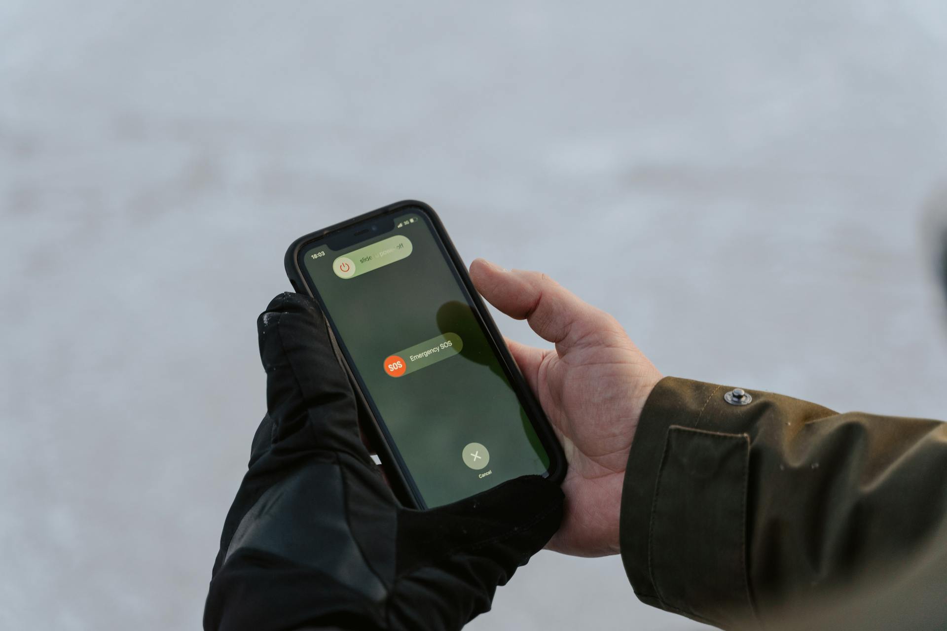 Un hombre con un teléfono en la mano | Fuente: Pexels