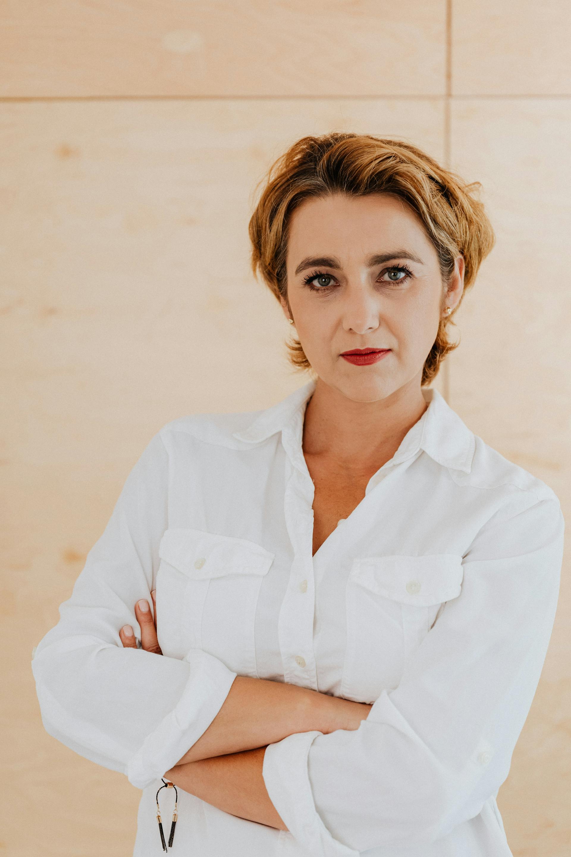 Una mujer de pie con los brazos cruzados | Fuente: Pexels