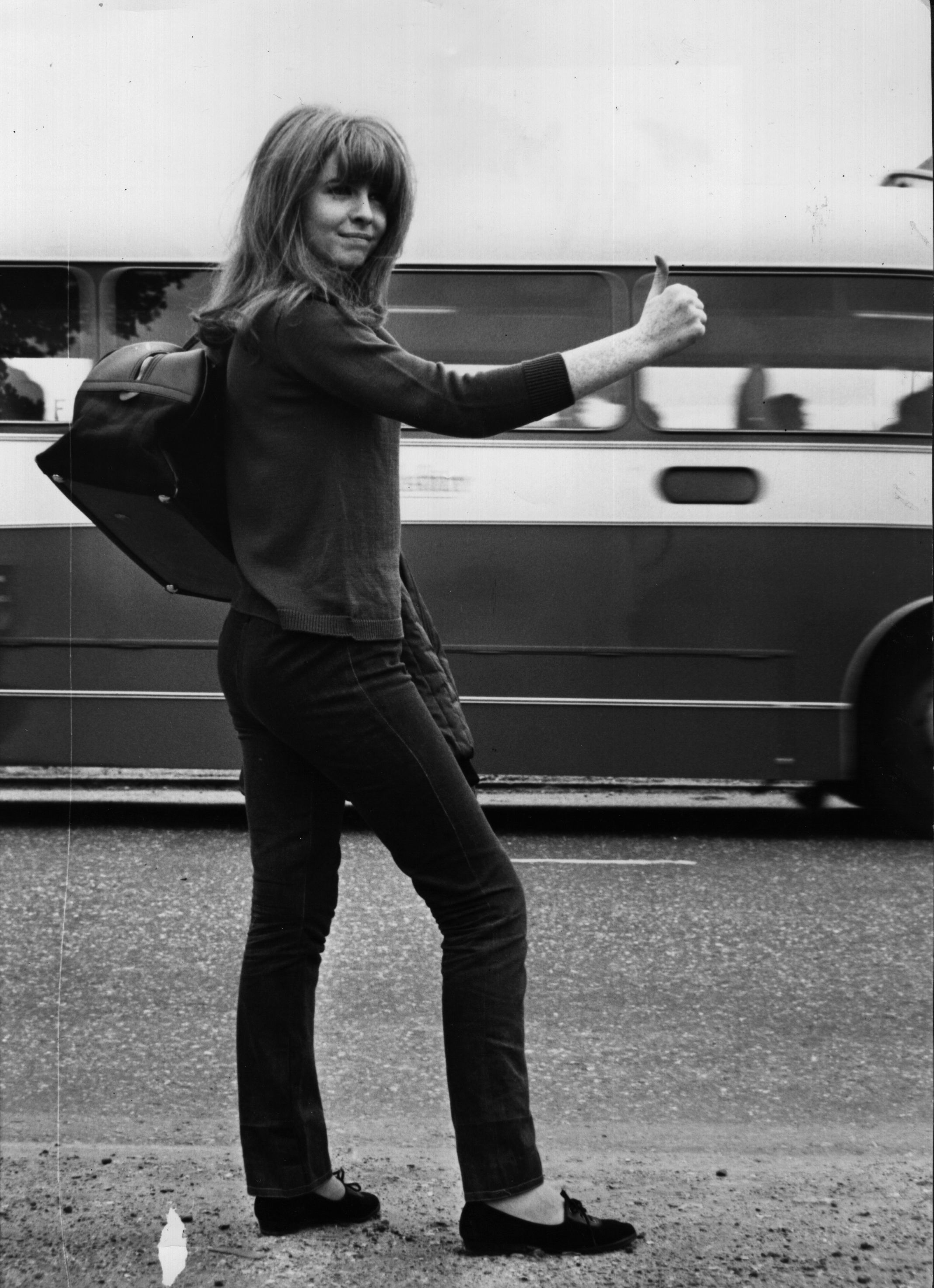 La actriz hace autostop en la Great West Road de Londres en 1965 | Fuente: Getty Images
