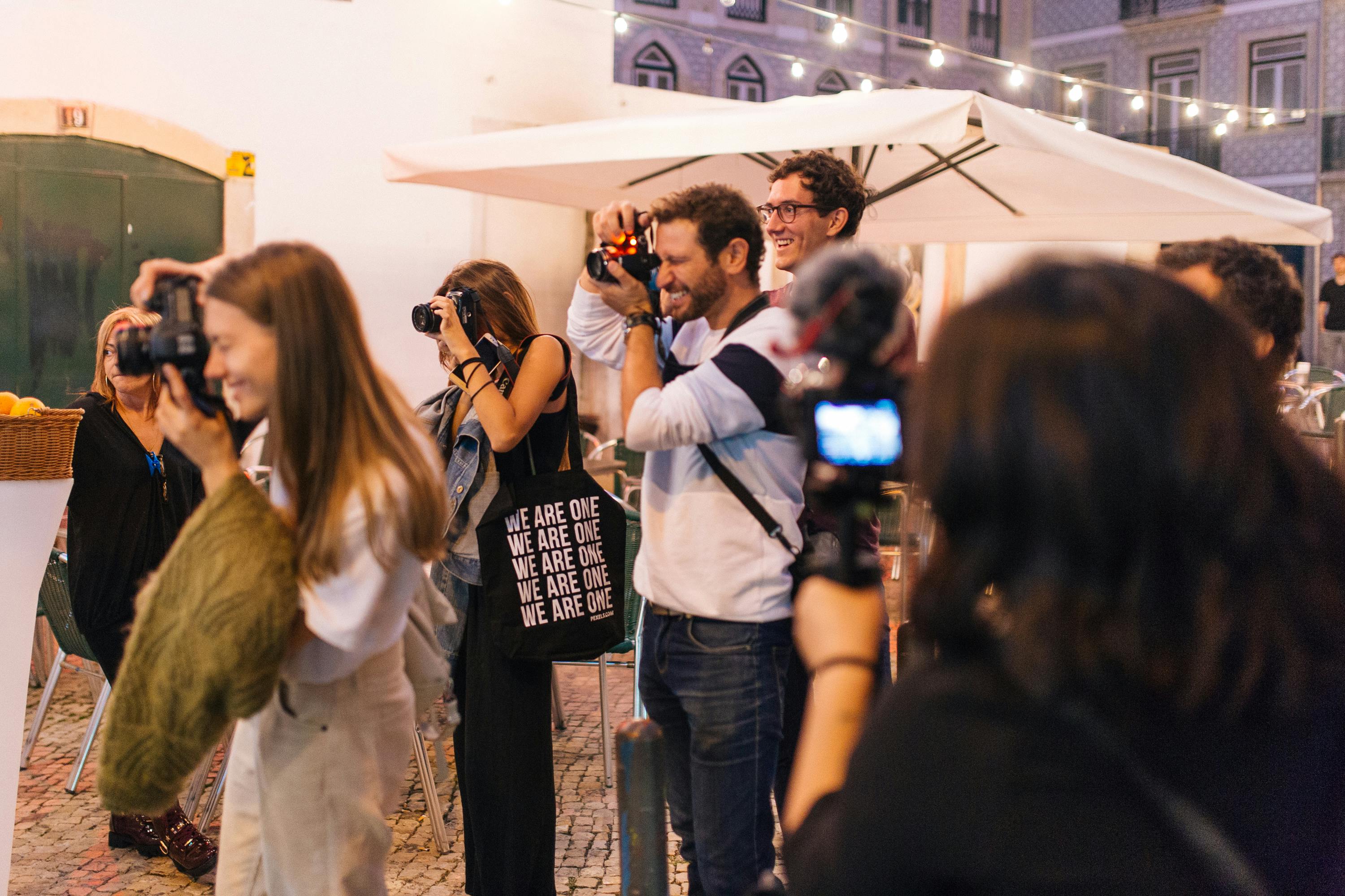 Gente grabando | Fuente: Pexels