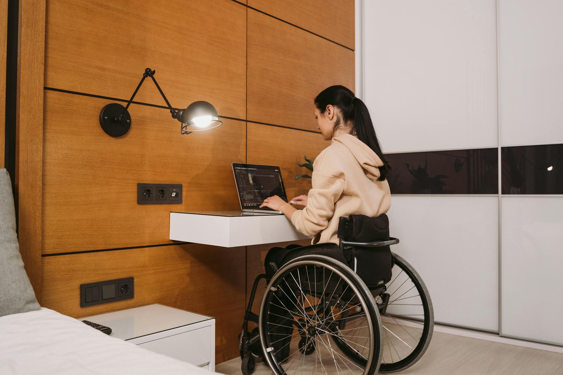 Una mujer en silla de ruedas utilizando su ordenador portátil | Fuente: Pexels