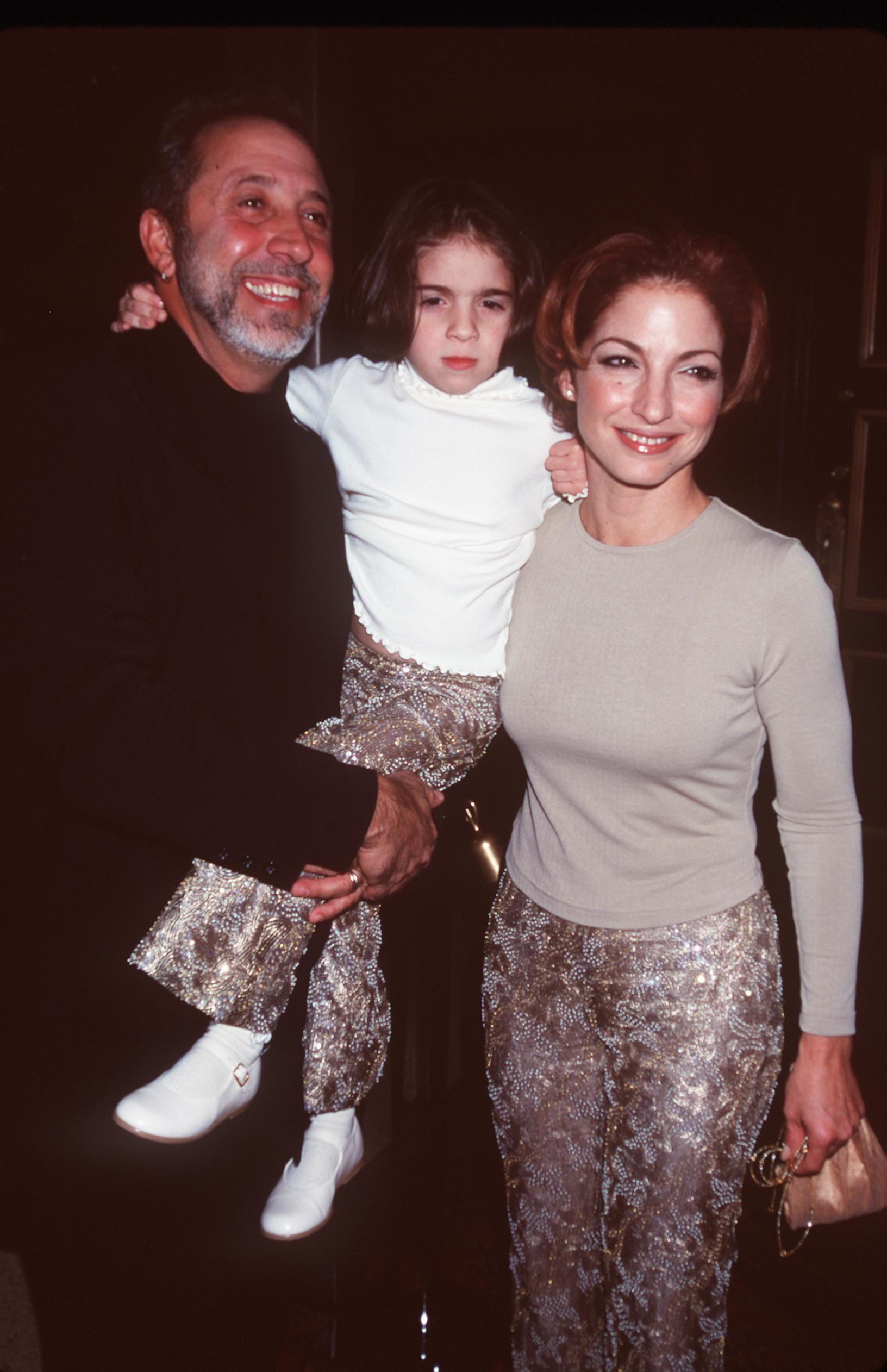 Gloria Estefan con su esposo Emilio y su hija Emily en el estreno de la película "Music of the Heart" el 26 de octubre de 1999 en Nueva York, NY. | Fuente: Getty Images