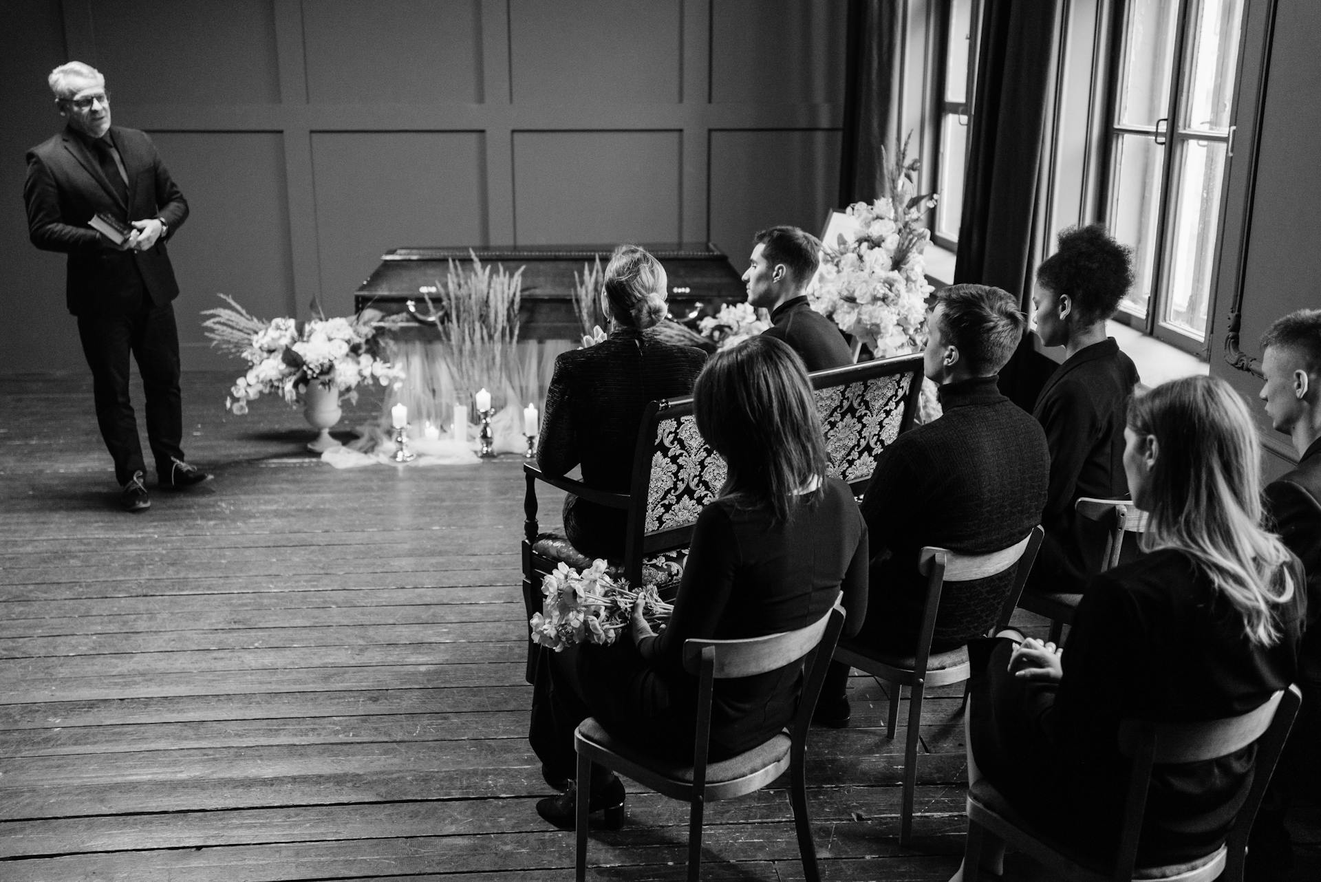 Gente reunida en un funeral | Fuente: Pexels