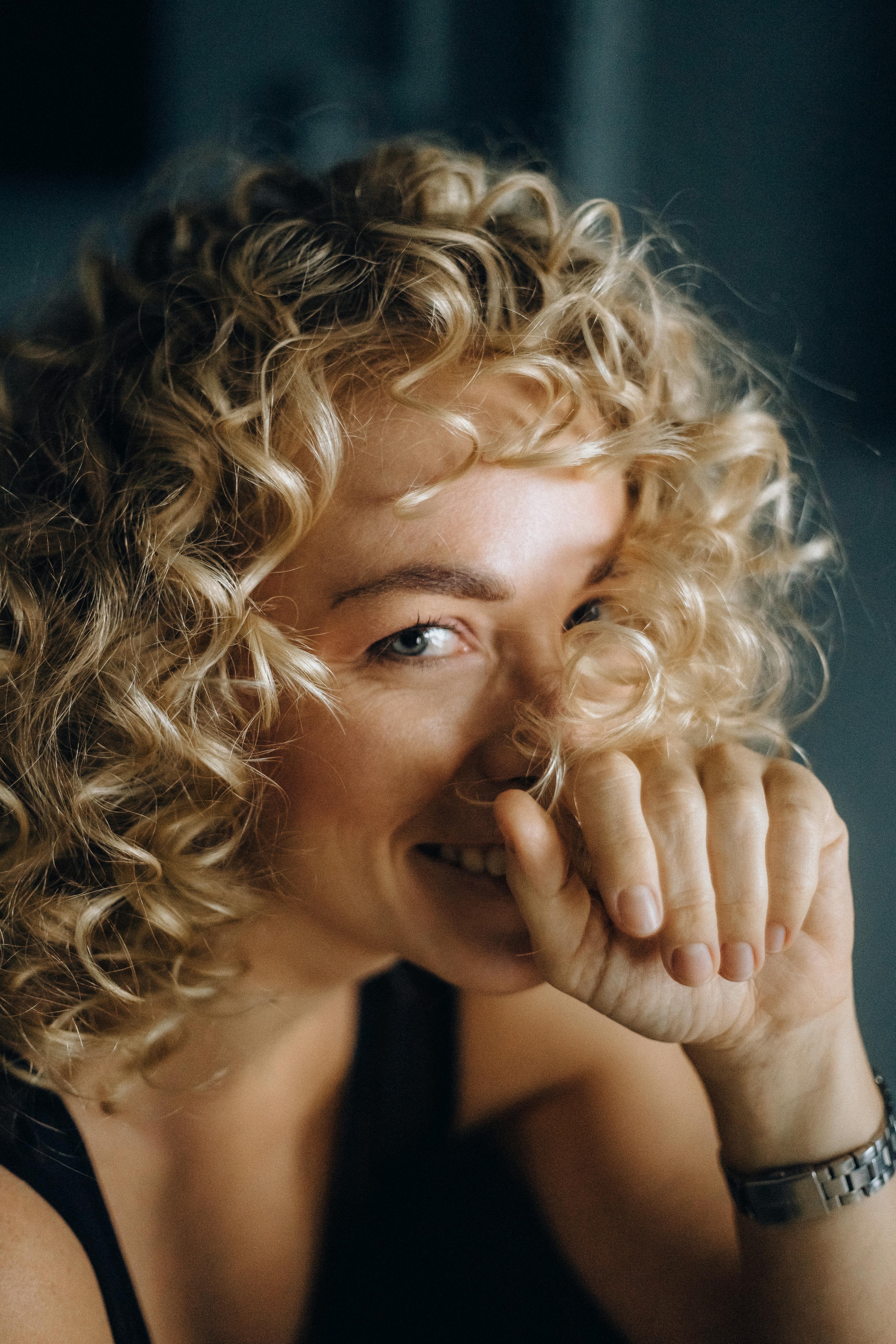Una mujer riendo con la mano en la cara | Fuente: Pexels