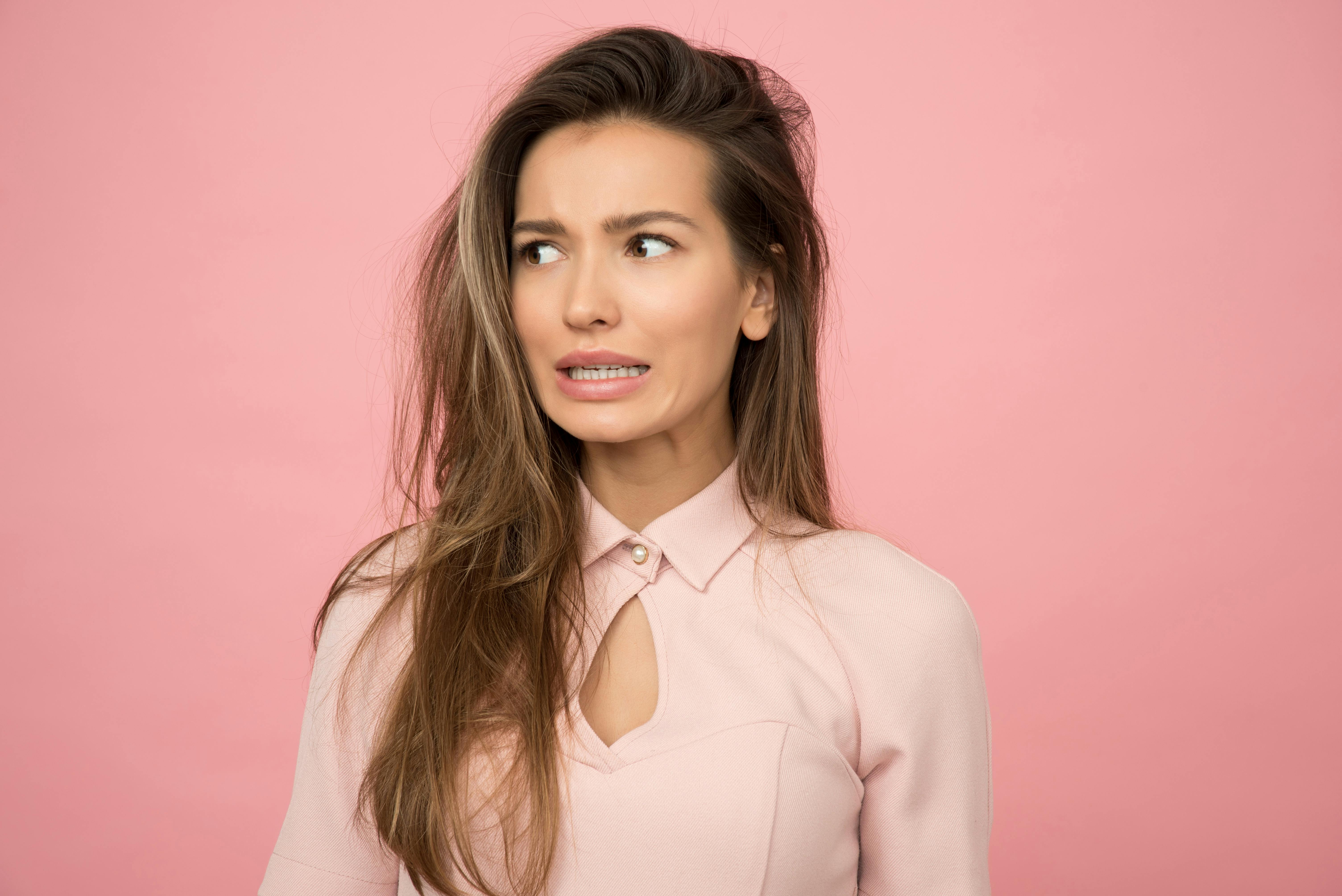 Una mujer vestida de rosa | Fuente: Pexels