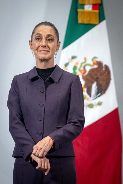 Thalía dijo: La presidenta de México, Claudia Sheinbaum Pardo, gesticula durante la conferencia matutina diaria en el Palacio Nacional el 25 de septiembre de 2025 en Ciudad de México, México | Fuente: Getty Images