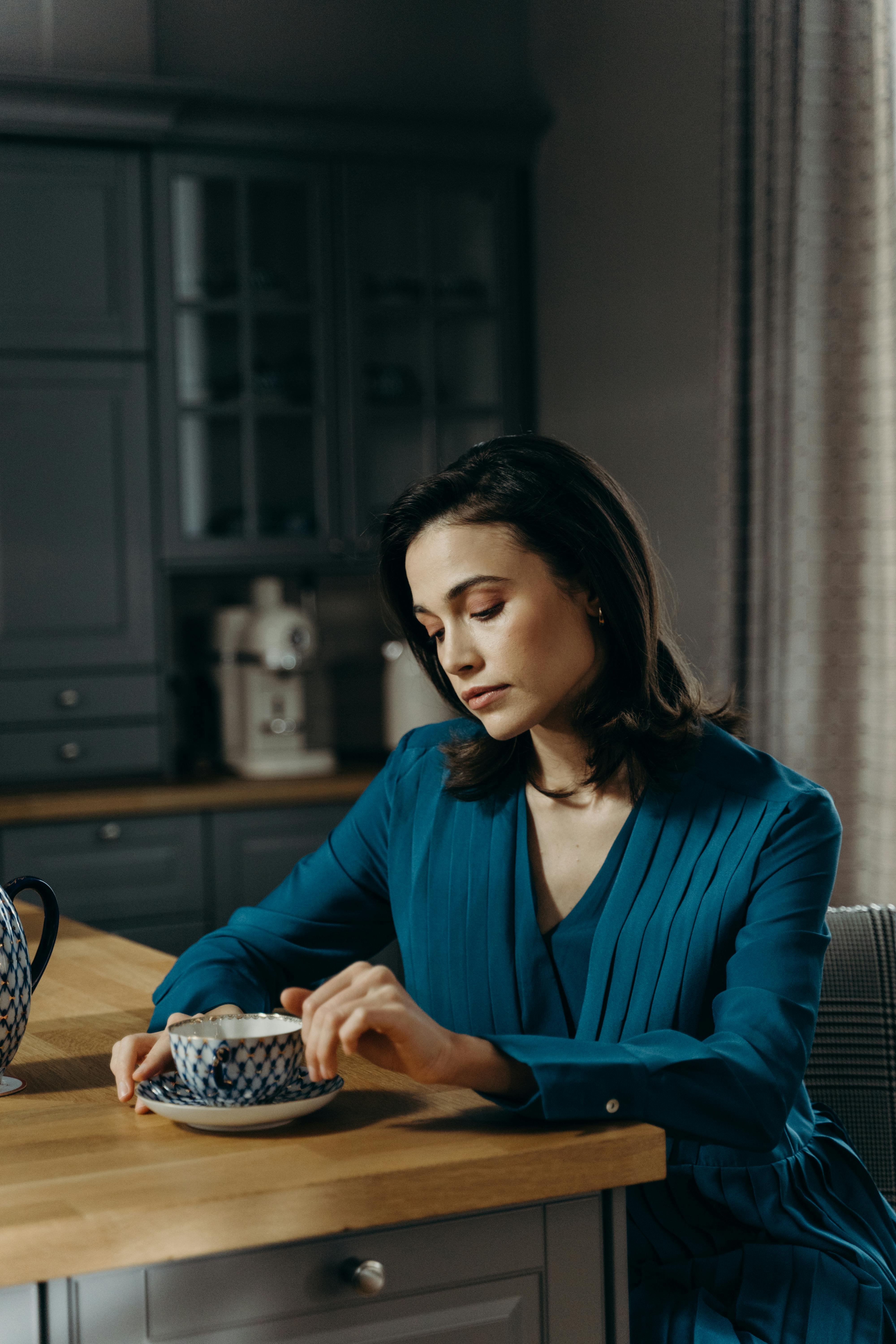 Una mujer torpe sentada | Fuente: Pexels