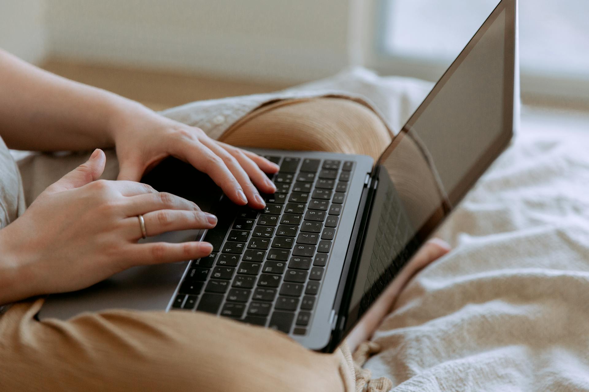 Primer plano de una mujer trabajando en su portátil | Fuente: Pexels