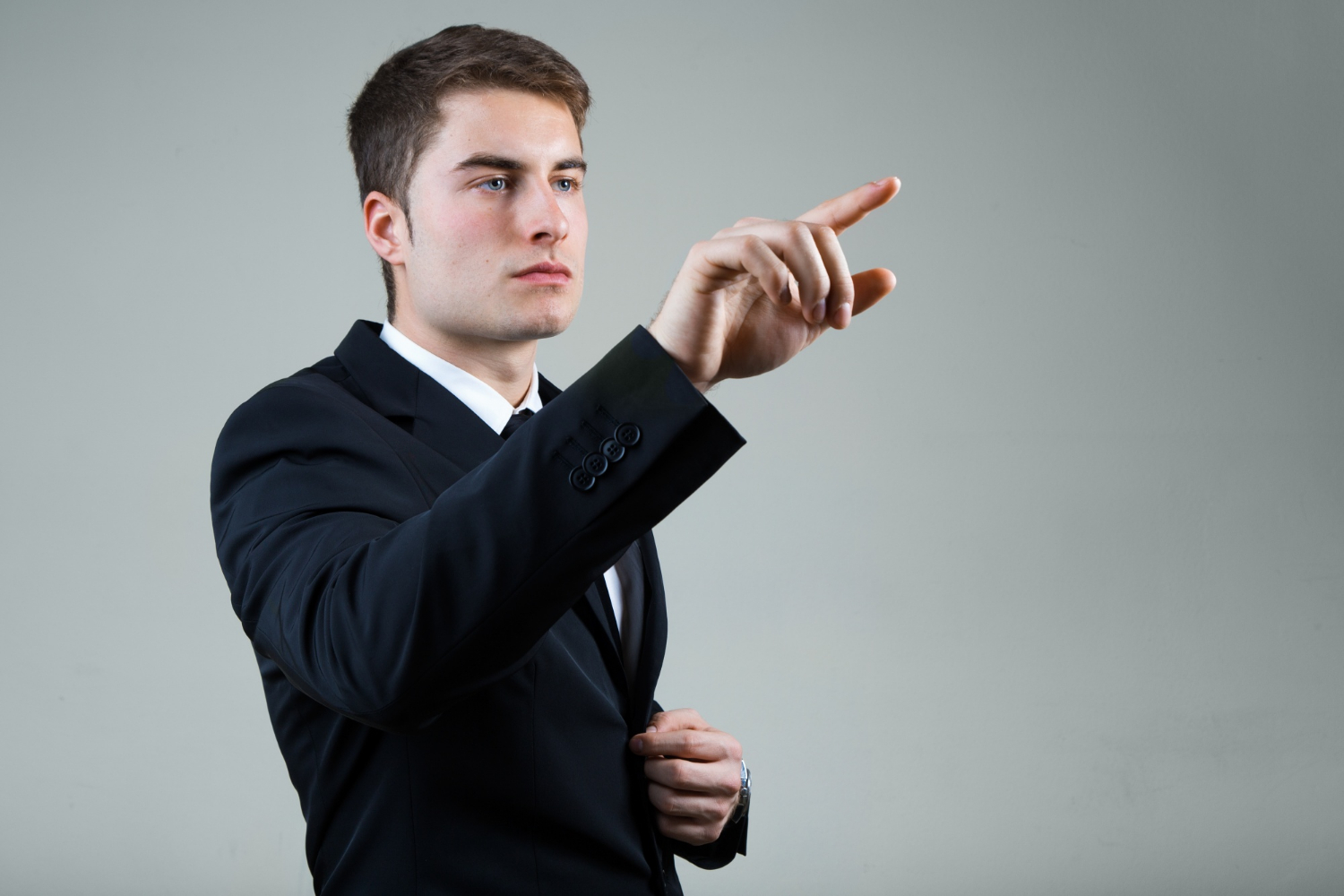 Un hombre con un traje elegante señalando con el dedo | Fuente: Freepik
