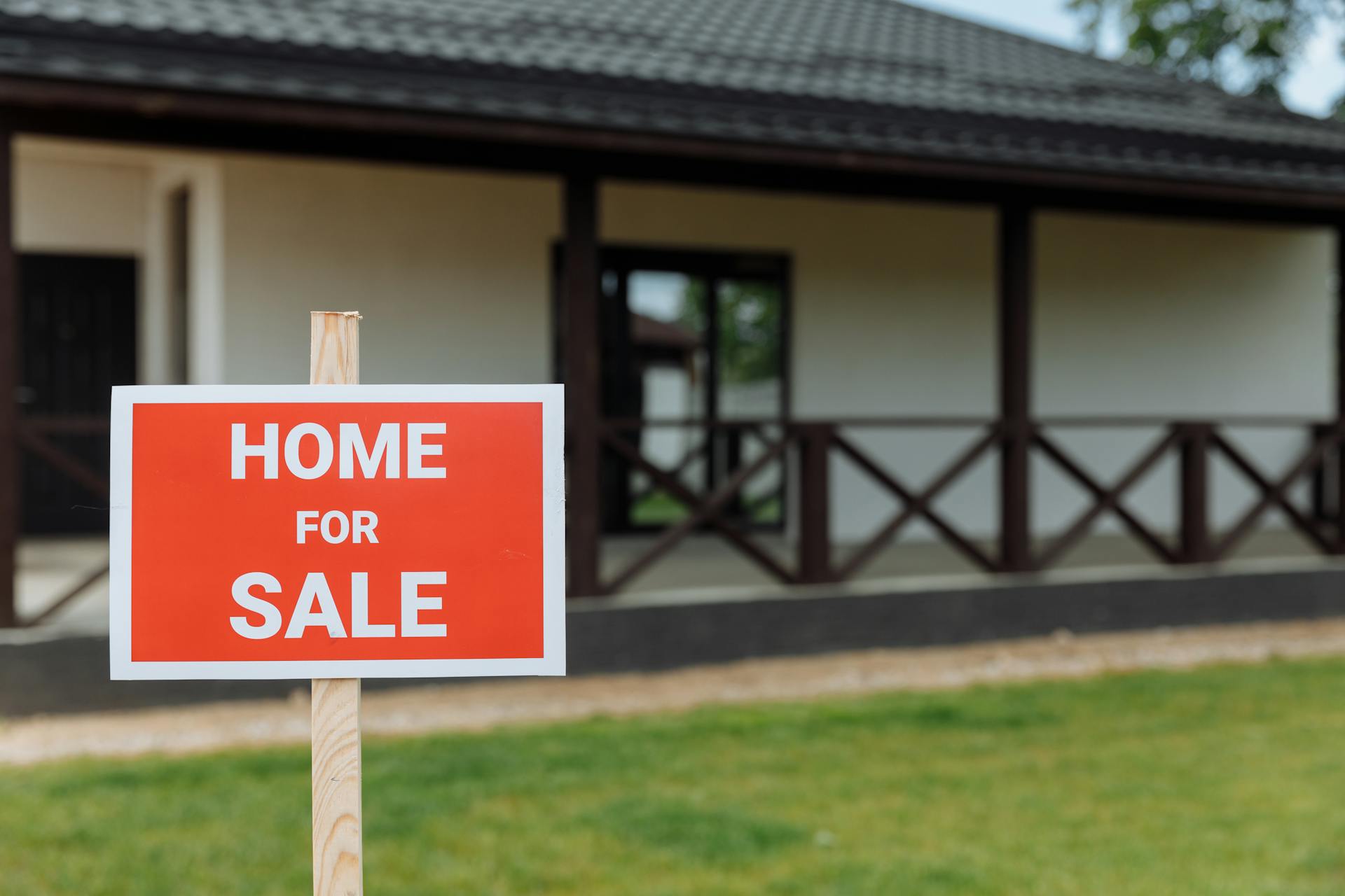 Un cartel de Se Vende en el exterior de una casa | Fuente: Pexels